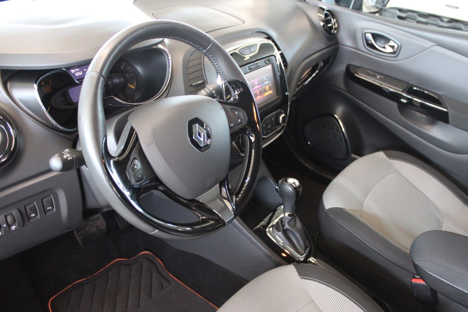 Fahrzeugabbildung Renault Captur Luxe 120 AUTOMATIK AHK NAVI CAM Klimaauto