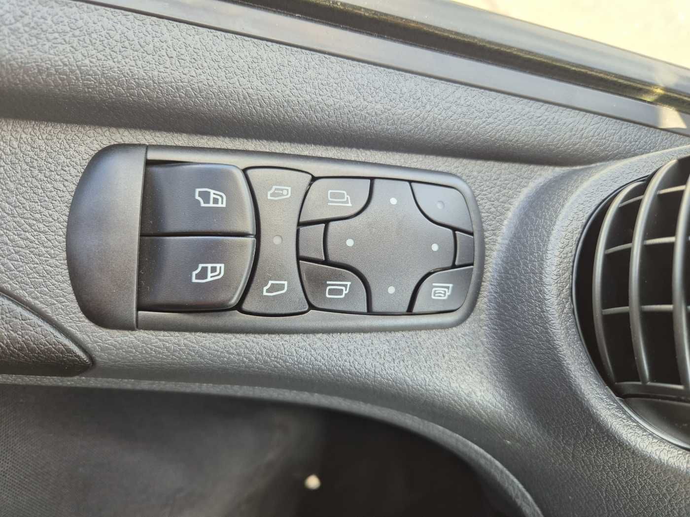 Fahrzeugabbildung Mercedes-Benz Atego 818 L Fahrgestell, 2 Stück vorhanden