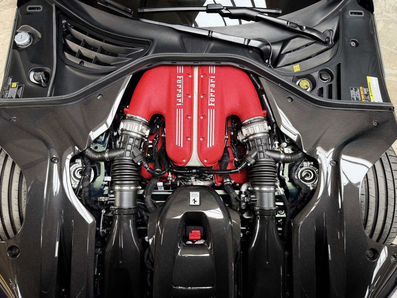 Fahrzeugabbildung Ferrari 12Cilindri + Cabon + Lift + Verde Minerale Metal