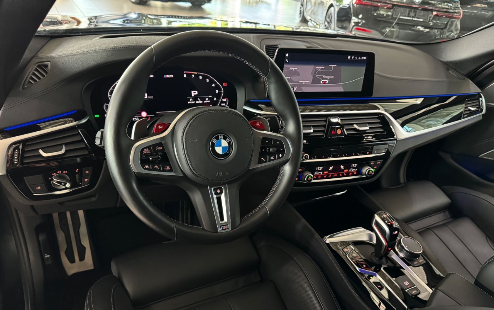 Fahrzeugabbildung BMW M5 xD Kamera H/K HUD DAB SoftCl DisplayKey ACC