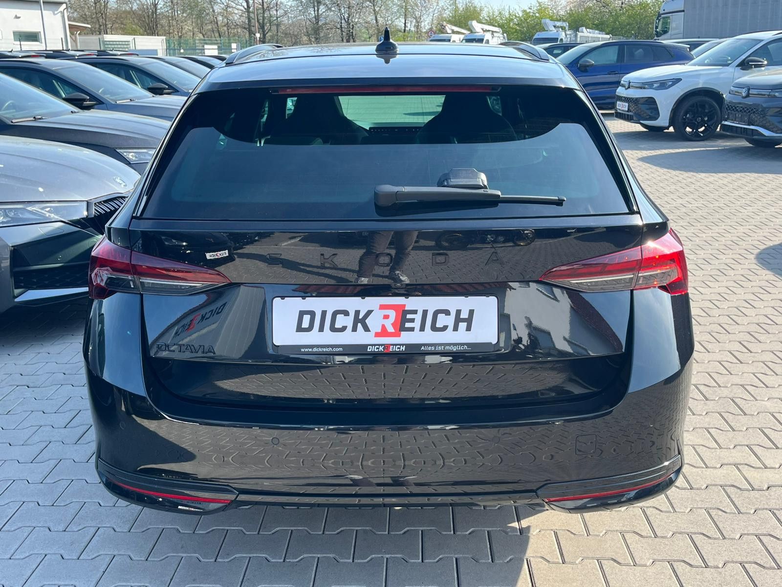 Fahrzeugabbildung SKODA Octavia 1.5 DSG Sportline PANO*MATRIX*AHK*5J.GAR