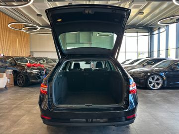 Skoda Superb Combi Style 4x4 *SZHZ*PDC*AHK*NAVI*KLIMA*