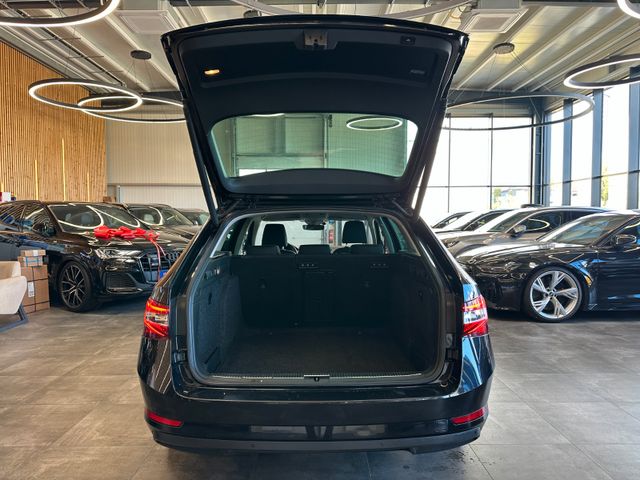 Skoda Superb Combi Style 4x4 *SZHZ*PDC*AHK*NAVI*KLIMA*