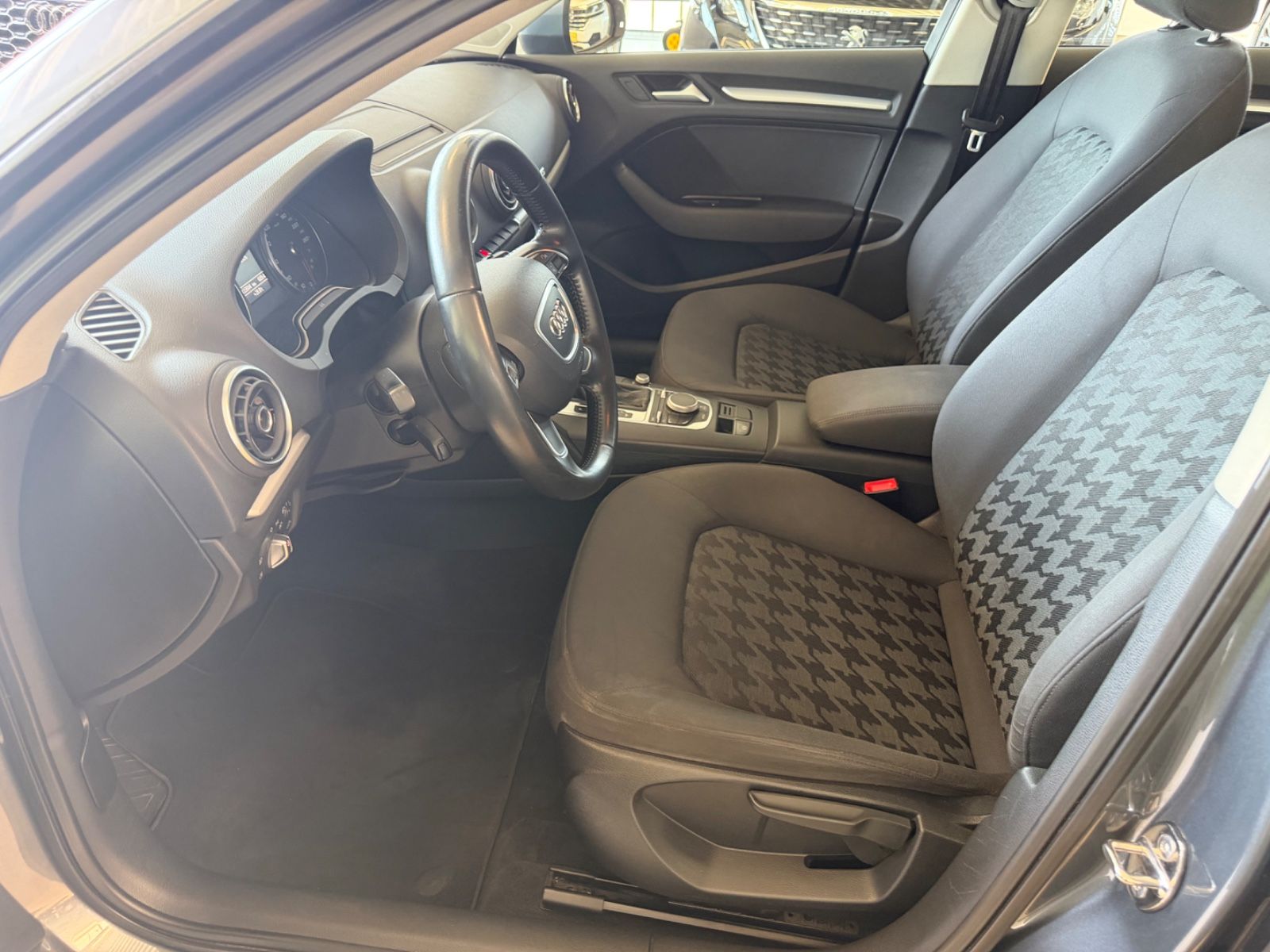 Fahrzeugabbildung Audi A3 Sportback 2.0 TDI attraction quattro