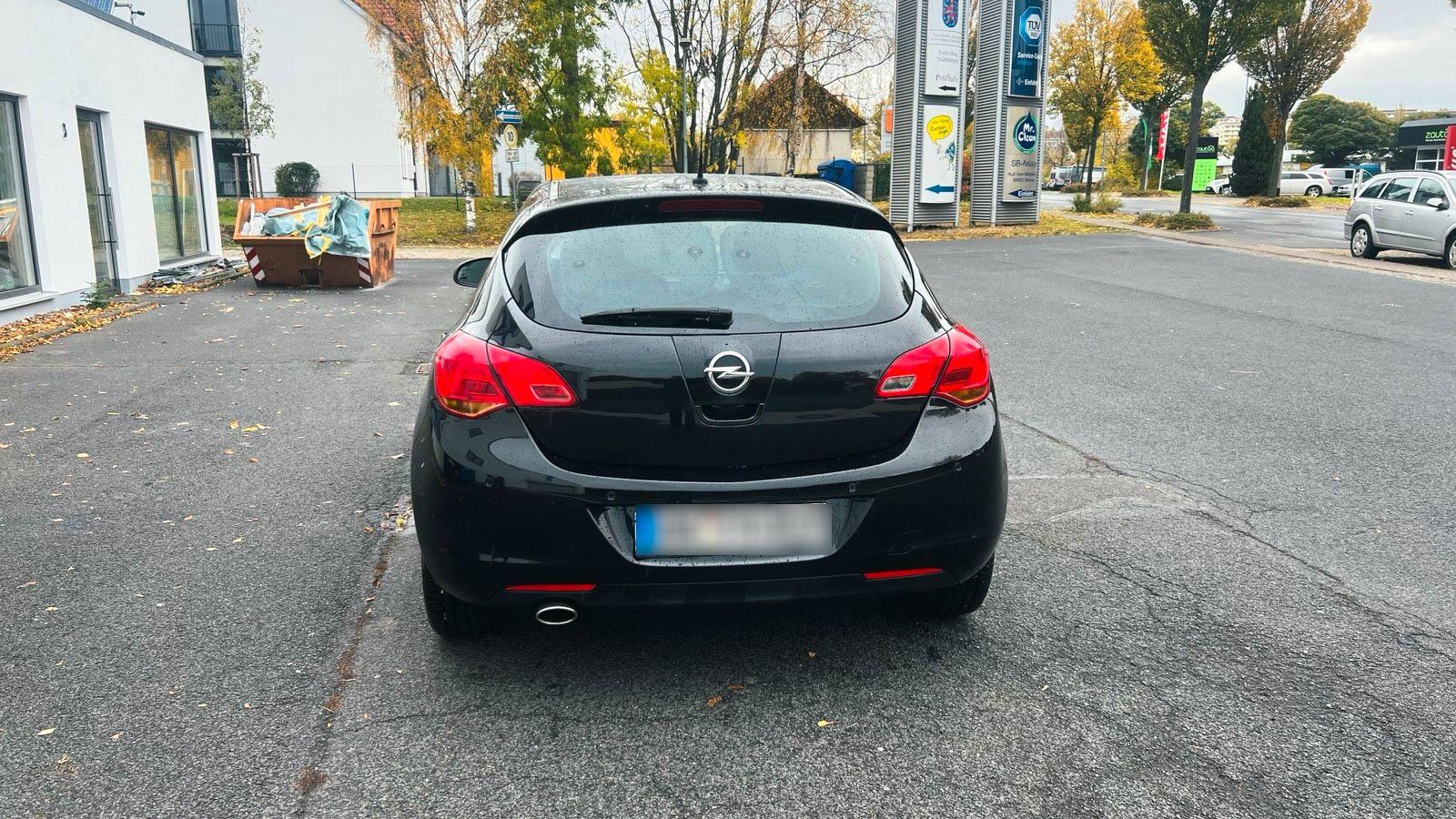 Opel Astra 2011 — rear view
