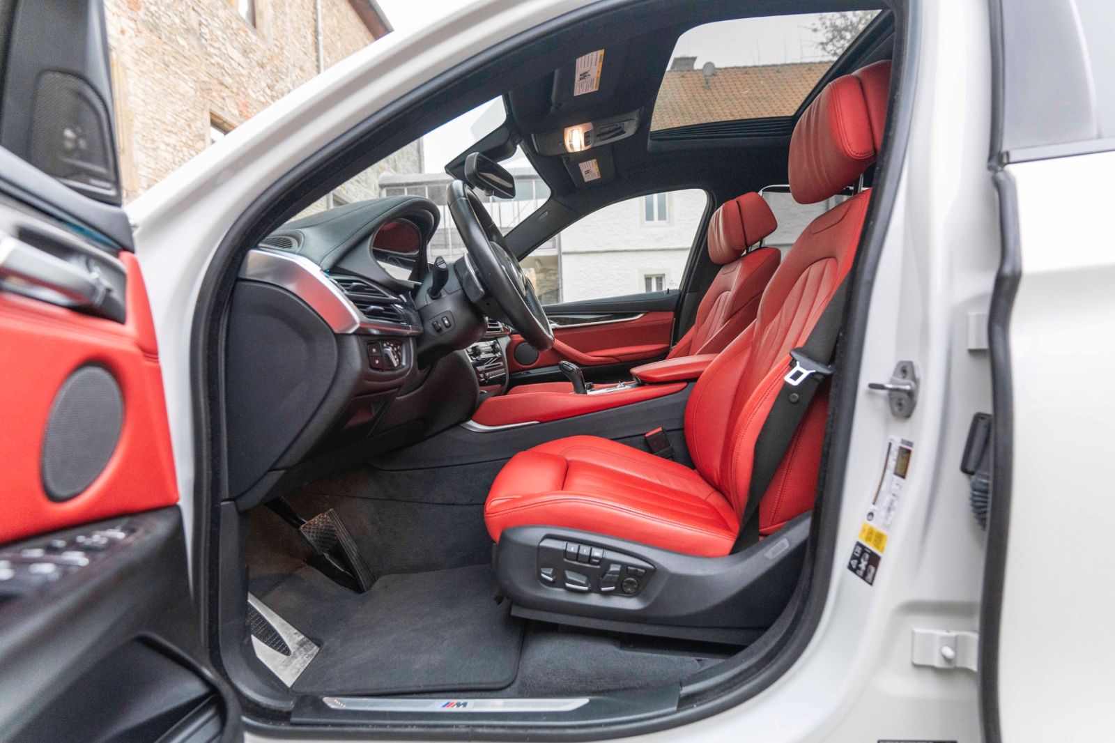 Fahrzeugabbildung BMW X6 xDrive50i M-Sportpaket HUD 360° H&K LED SOFT