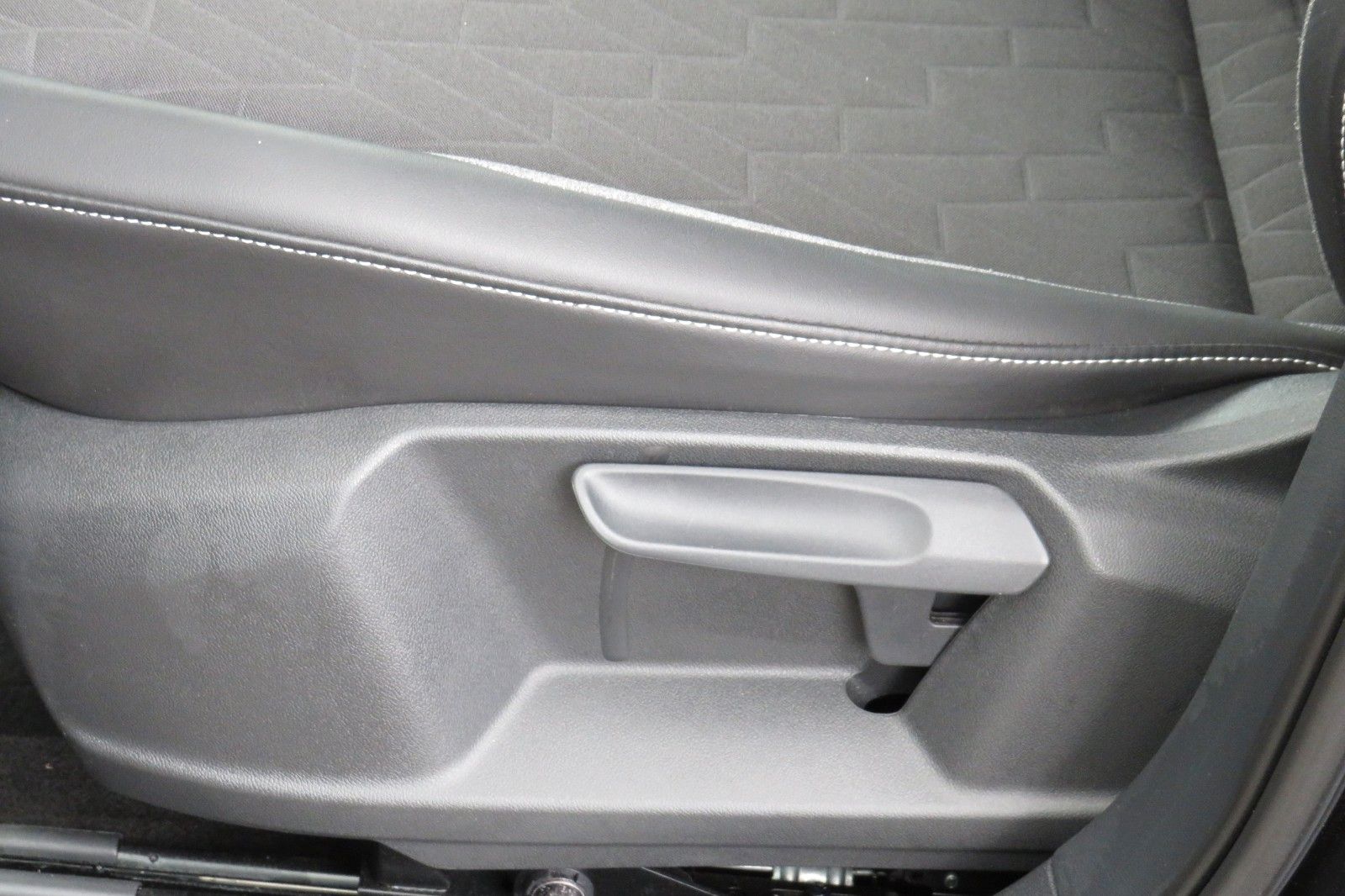 Fahrzeugabbildung Volkswagen T-CROSS DSG GOAL AHK PDC NAVI ASSISTENT-PA. 1.HD