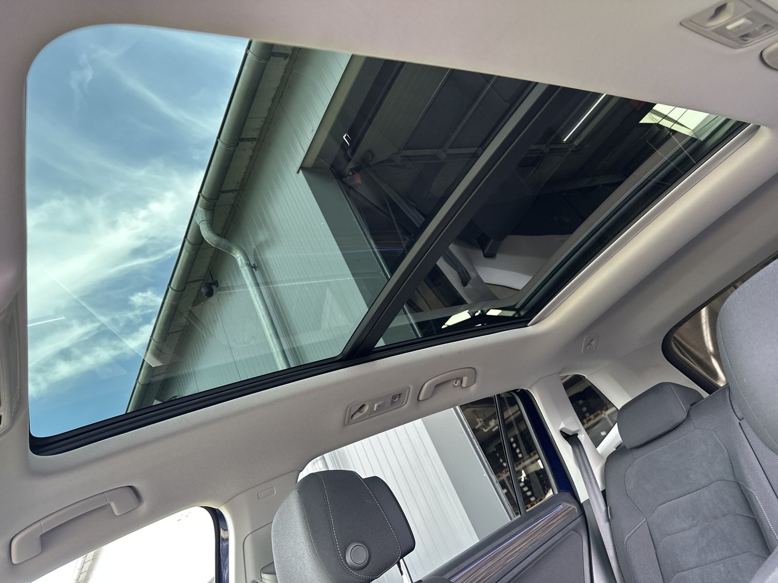 Fahrzeugabbildung Volkswagen Tiguan Allspace 4M Elegance NAV+MATRIX+AHK+PANO