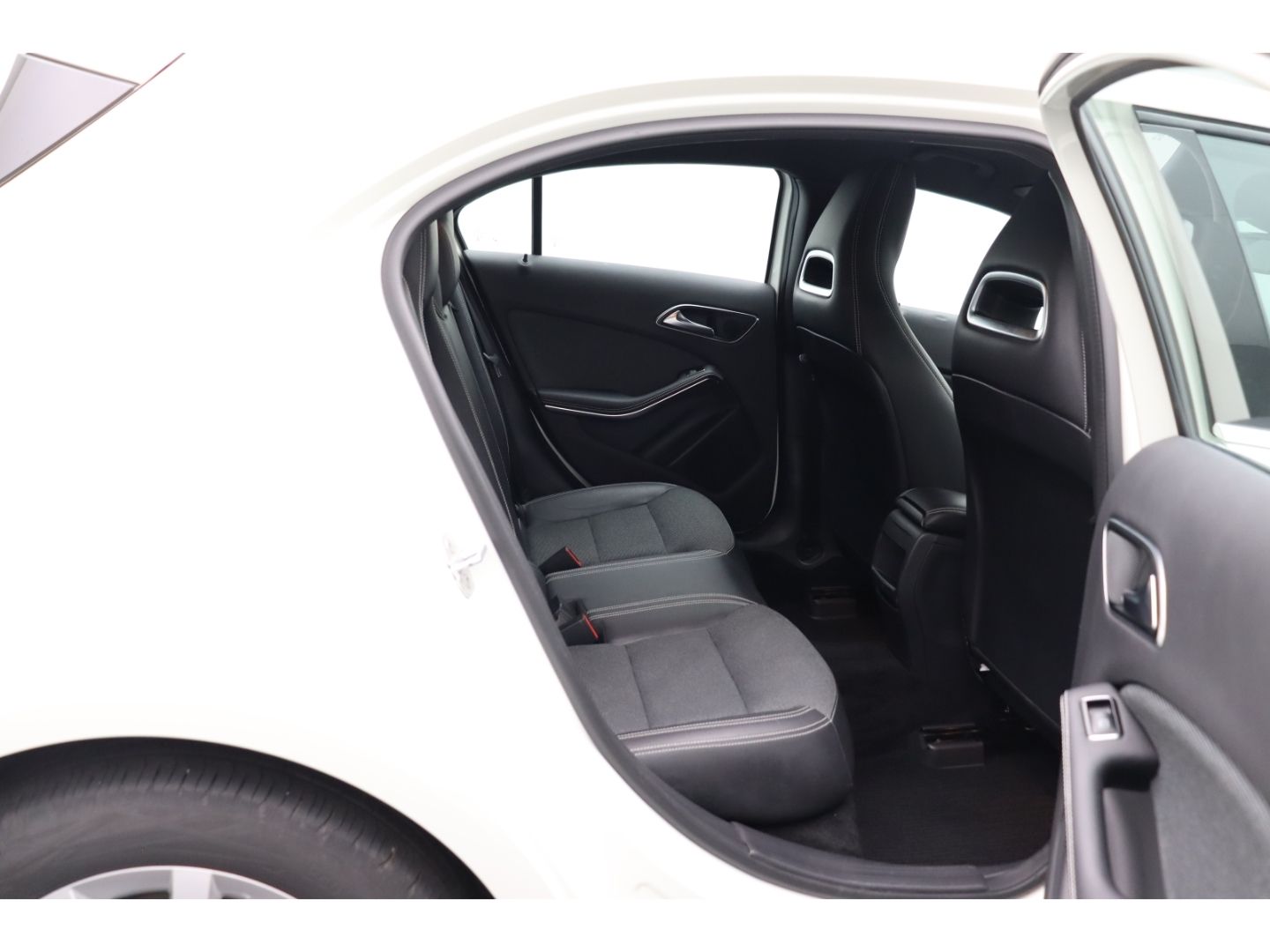 Fahrzeugabbildung Mercedes-Benz A 180 BlueEfficiency Kamera SHZ Teilleder