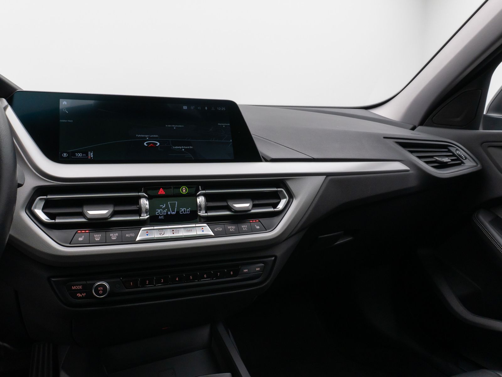 Fahrzeugabbildung BMW 118i Panorama HUD DAB HiFi WLAN PDC LED Alarm