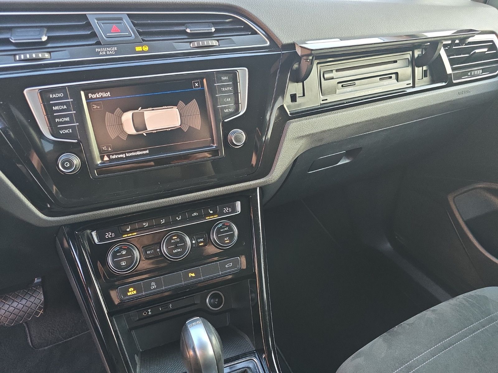 Fahrzeugabbildung Volkswagen Touran Highline+NAVI+LEDER+LED+AHK+TEMPOMAT+DSG