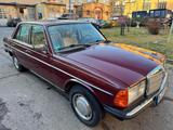 Mercedes-Benz 230 E OLDTIMER - Mercedes-Benz 230 Gebrauchtwagen in Berlin