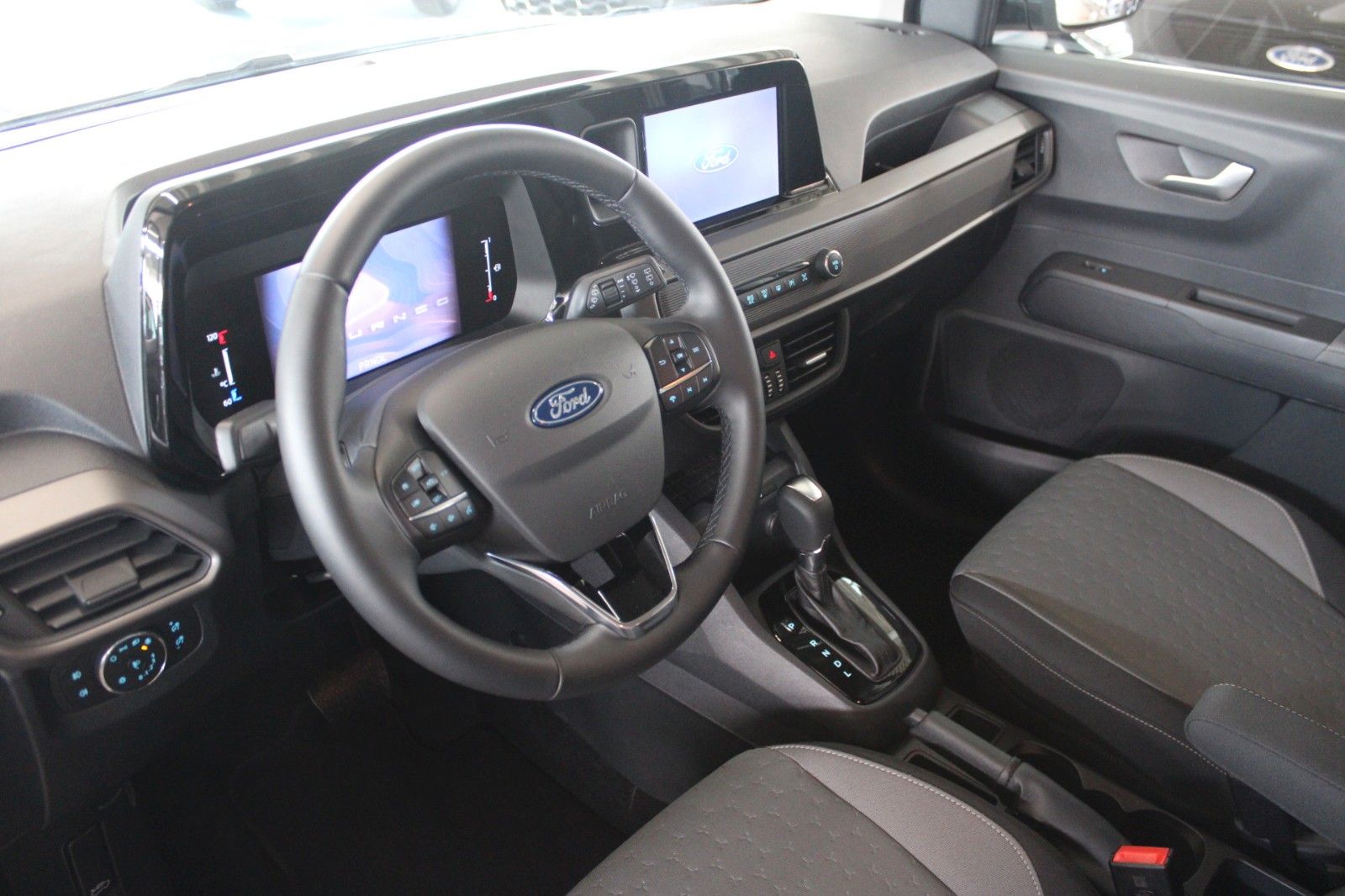 Fahrzeugabbildung Ford Tourneo Courier Titanium Automatik FahrerAssPak