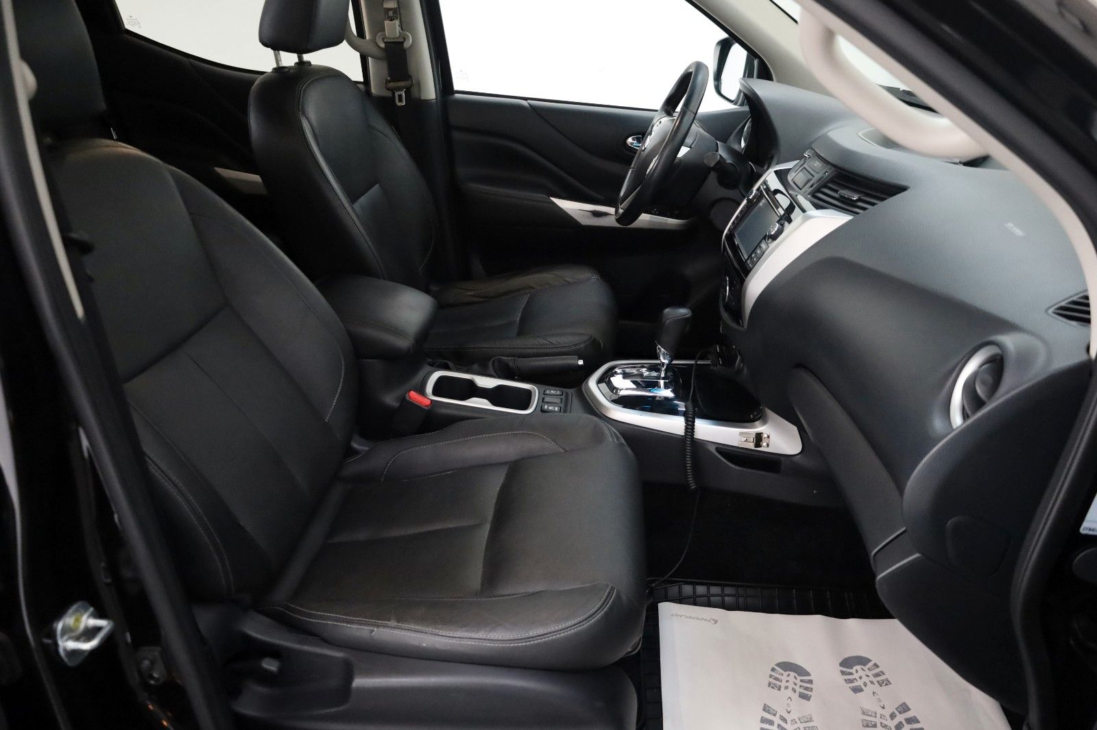 Fahrzeugabbildung Nissan Navara NP300 Tekna DOKA 4x4 Leder,SH,Navi,SD,AHK
