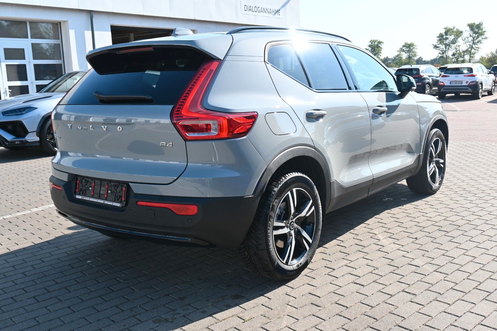 Fahrzeugabbildung Volvo XC40 B4 DKG Plus Dark*FSHZG*360°*ACC*AHK