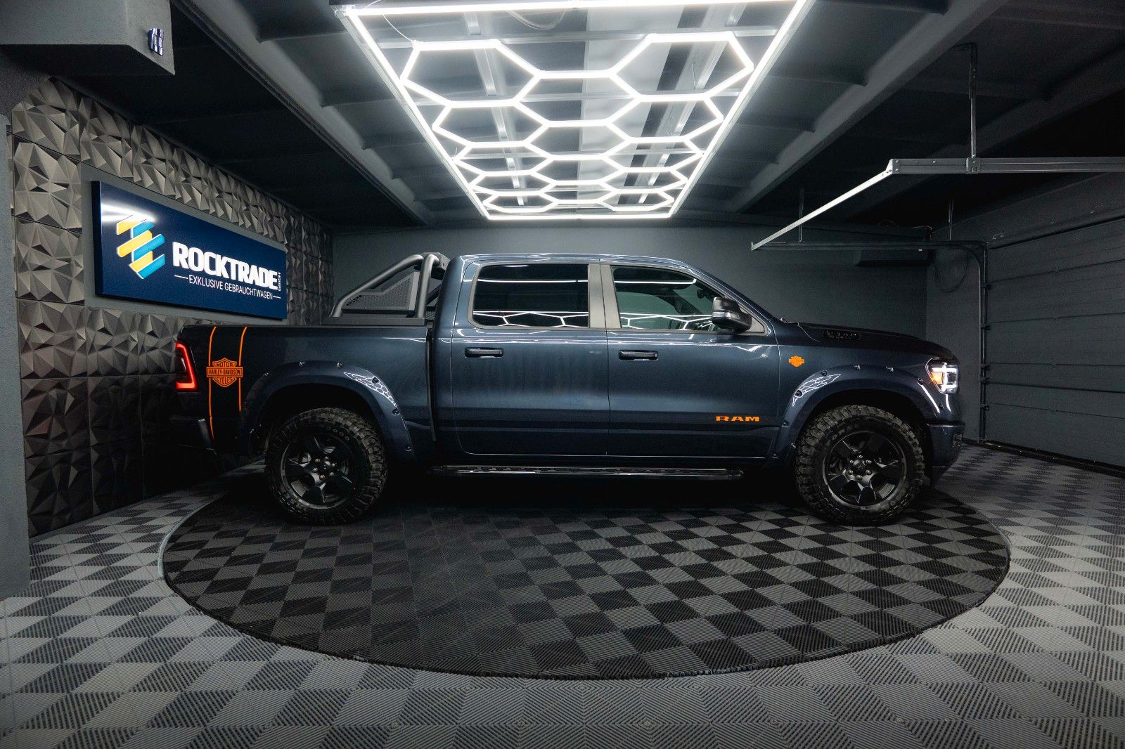 Fahrzeugabbildung Dodge RAM 5.7 V8 HEMI 4x4 OFFROAD Night HarleyDavidson