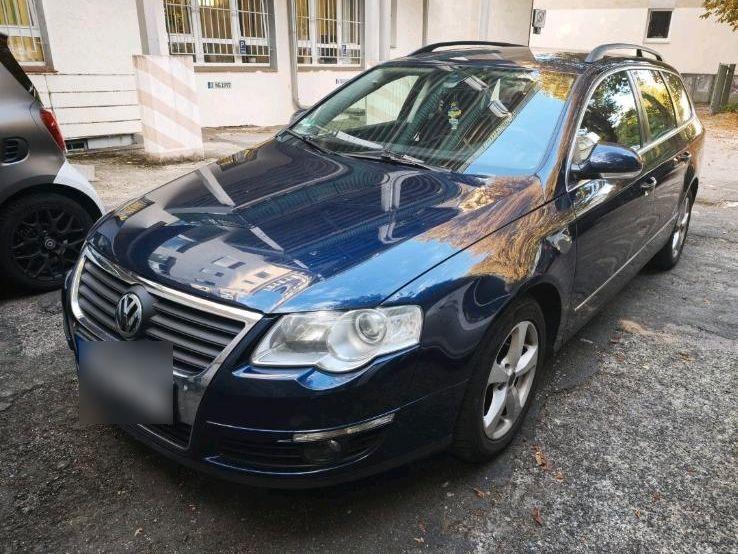 Volkswagen Passat 2010 — rear view