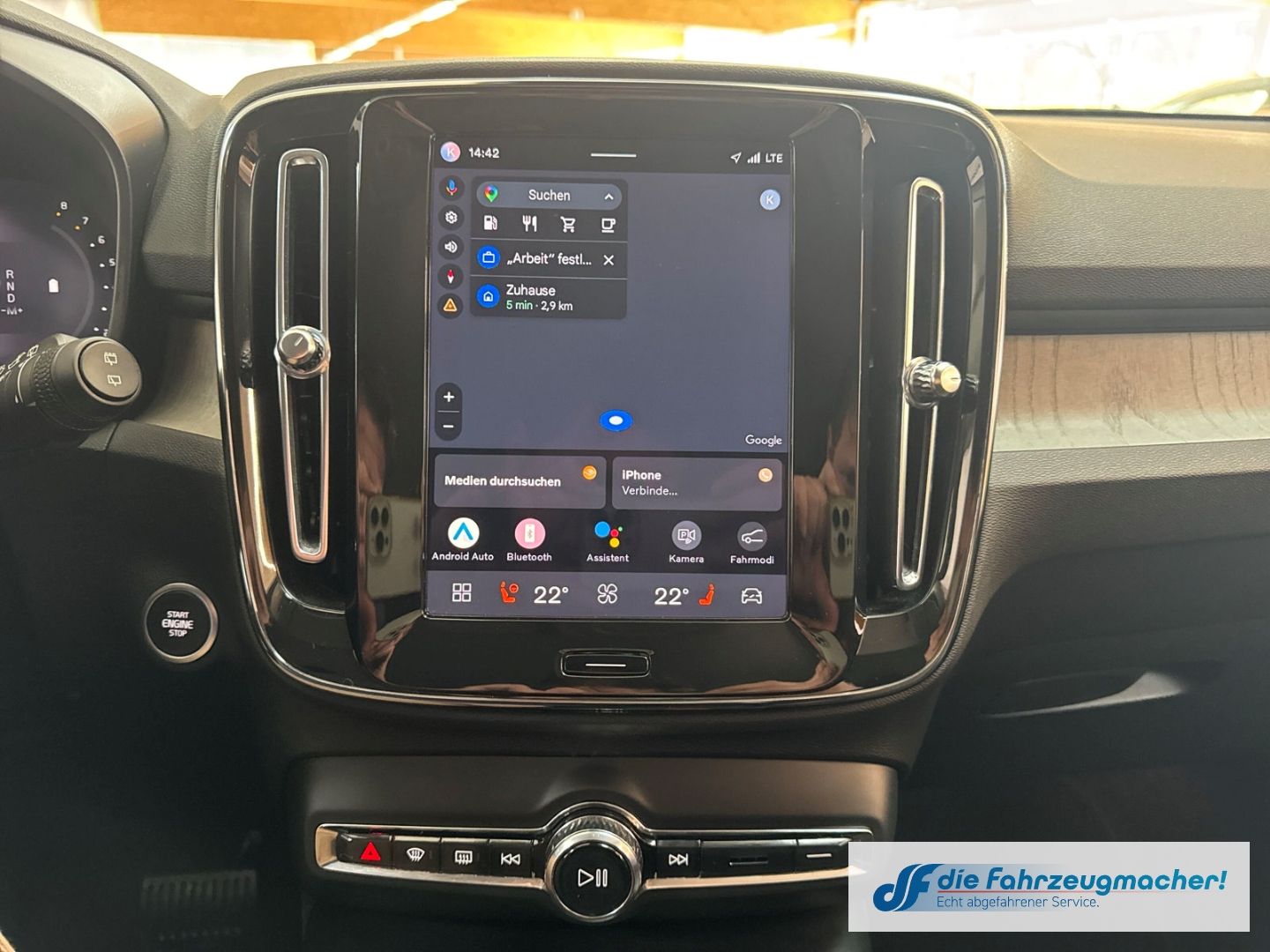 Fahrzeugabbildung Volvo XC40 Core 2WD Leder Digitales Cockpit Soundsyste