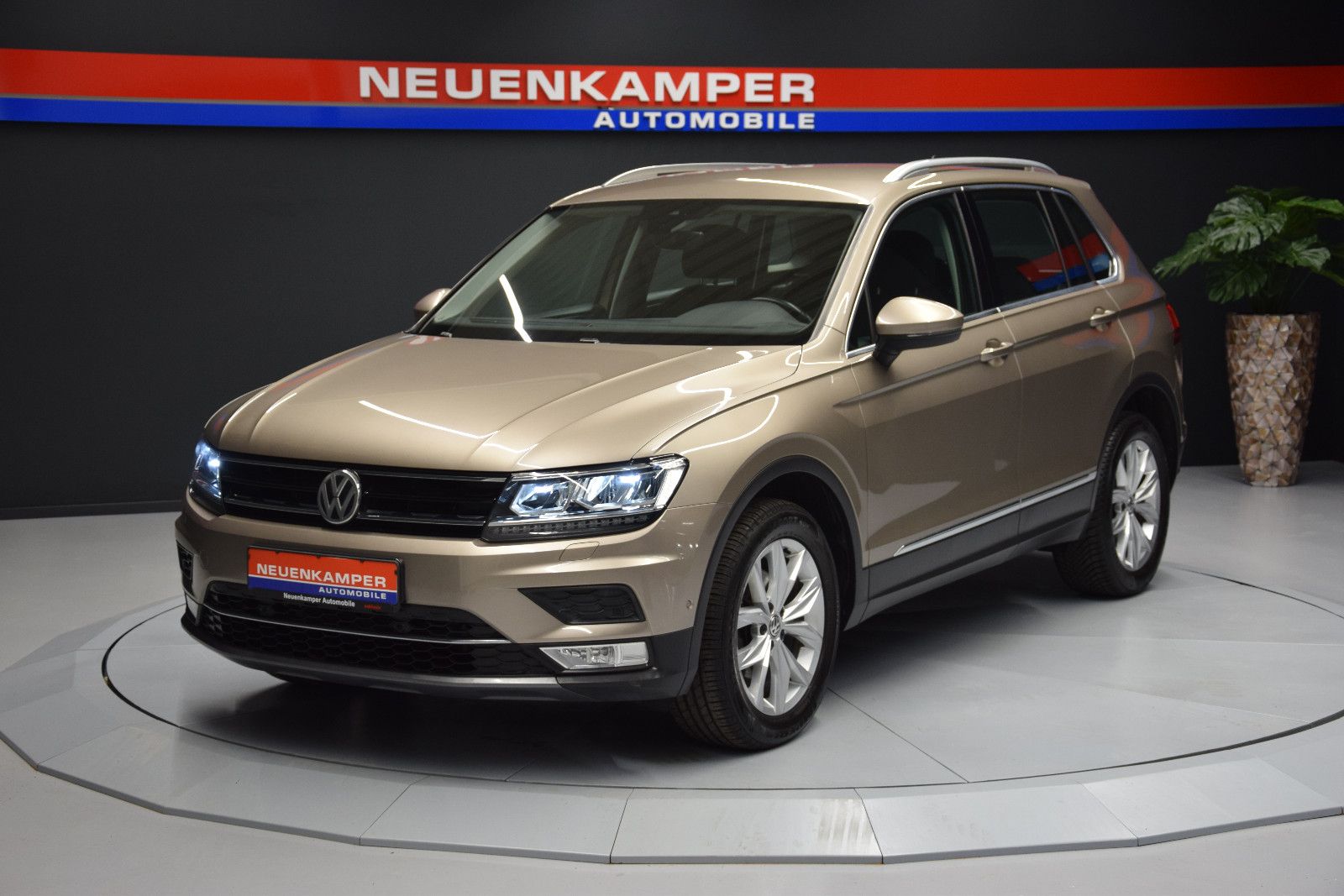 Fahrzeugabbildung Volkswagen Tiguan Highline 4Motion AHK el.Heckklappe ACC