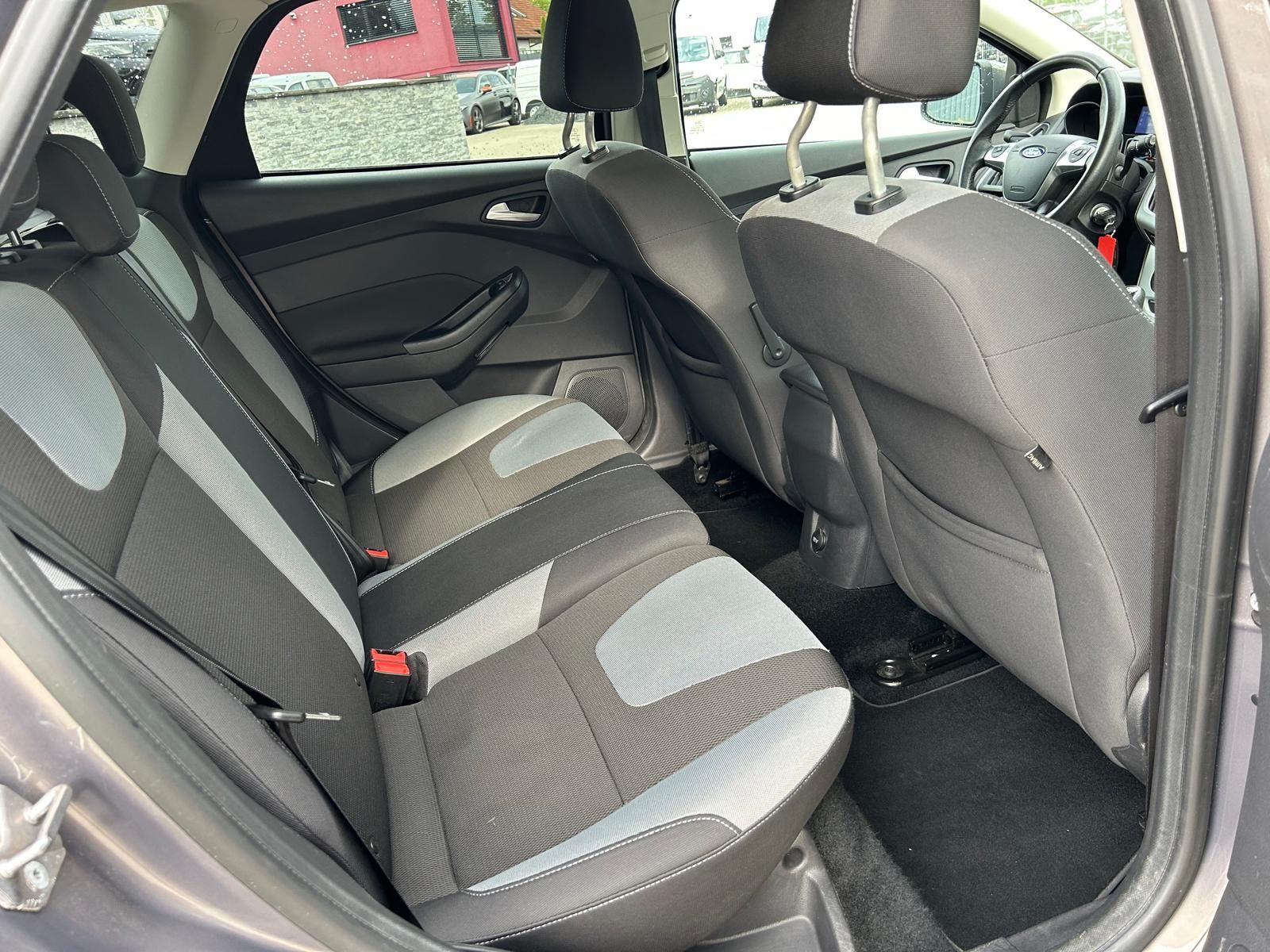 Fahrzeugabbildung Ford Focus Turnier°Champions Edition°Navi°Shz°