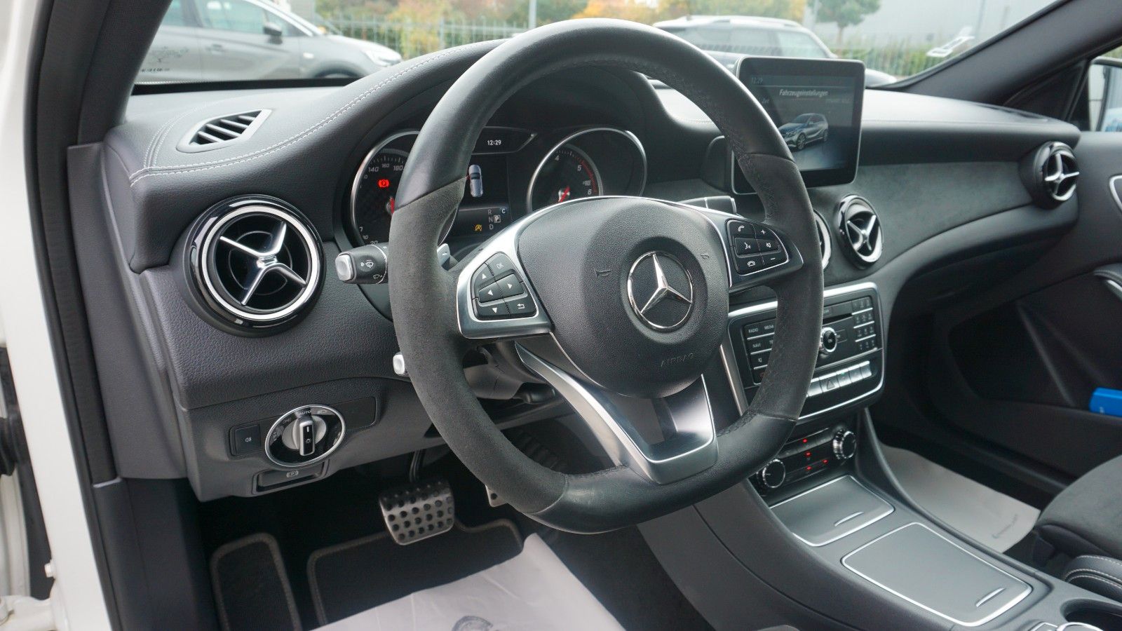 Fahrzeugabbildung Mercedes-Benz A 180d AMG Line T.Leder,LED, Navi,SH,PDC