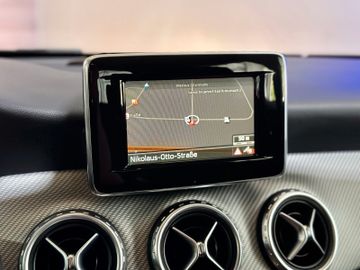 Fahrzeugabbildung Mercedes-Benz GLA 200 Style *Navi *PDC *1.Hand