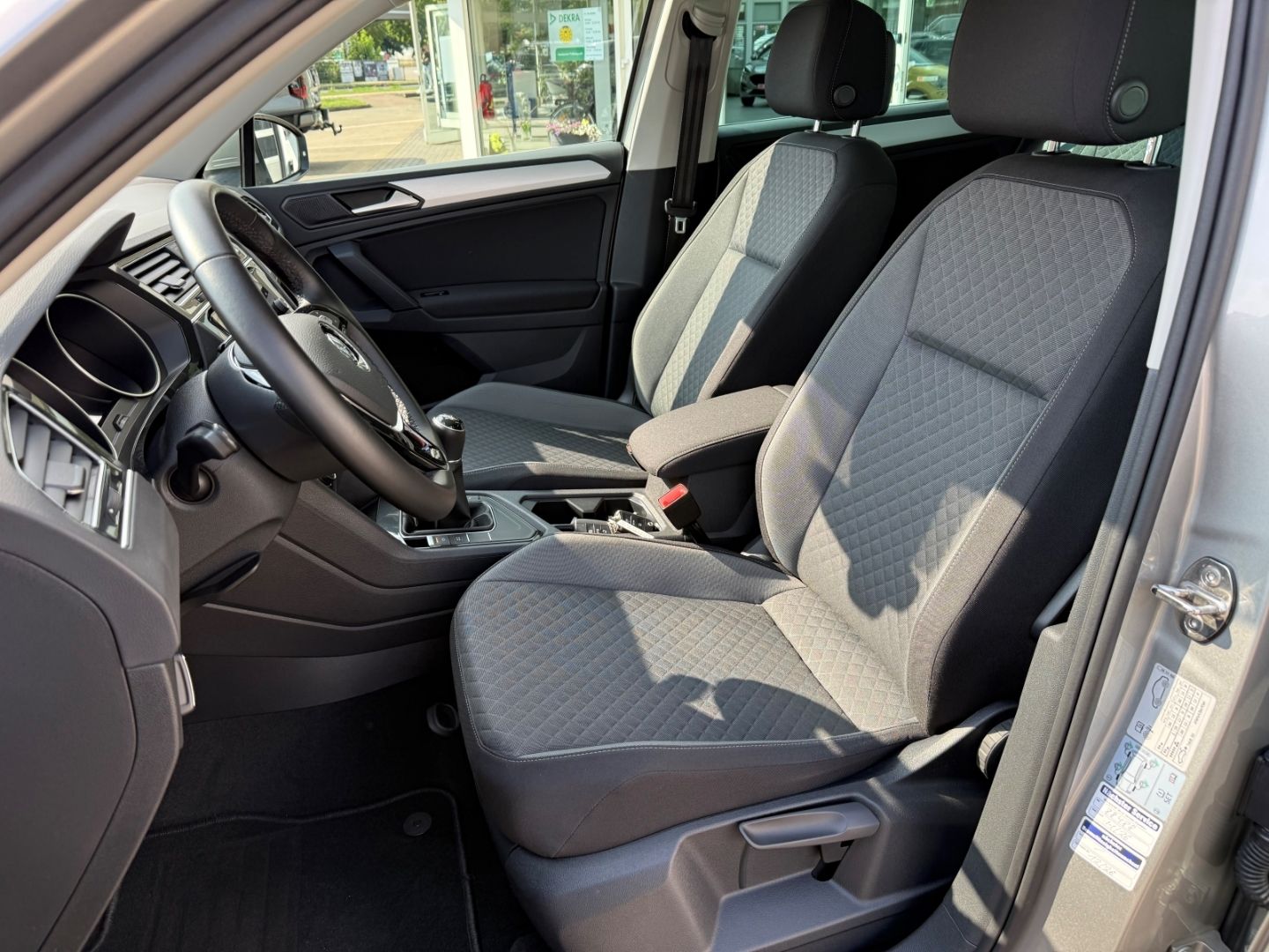 Fahrzeugabbildung Volkswagen Tiguan Comfortline ACC Navi LED PDC RFK WiPa Sic