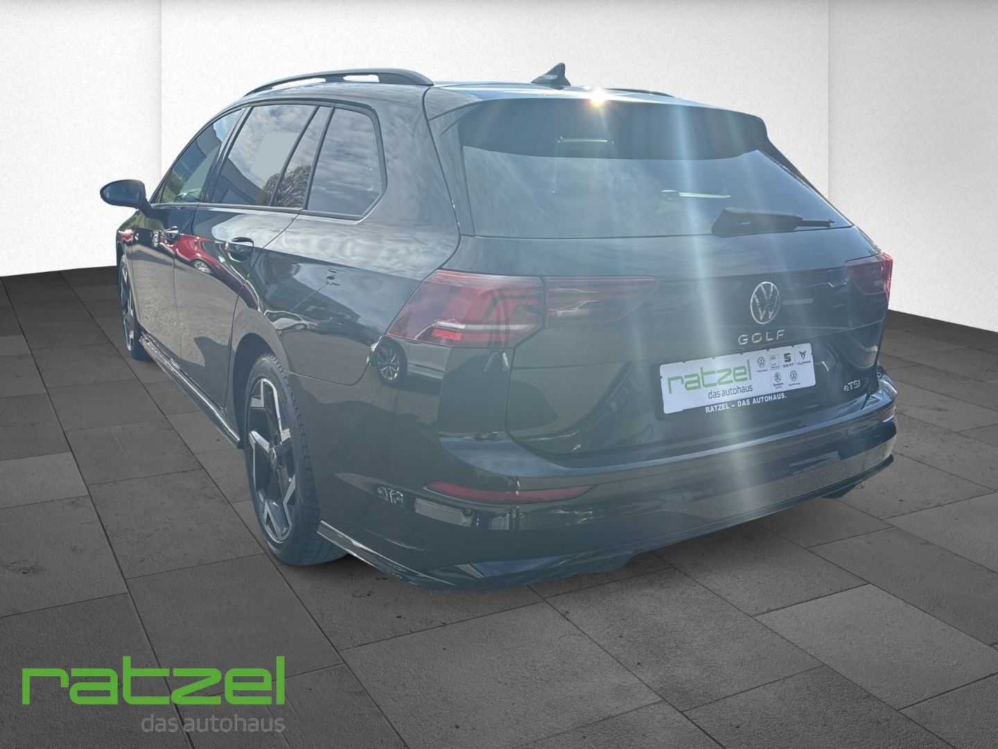 Fahrzeugabbildung Volkswagen Golf Variant R-Line 1,5 l eTSI DSG LED ACC Apple