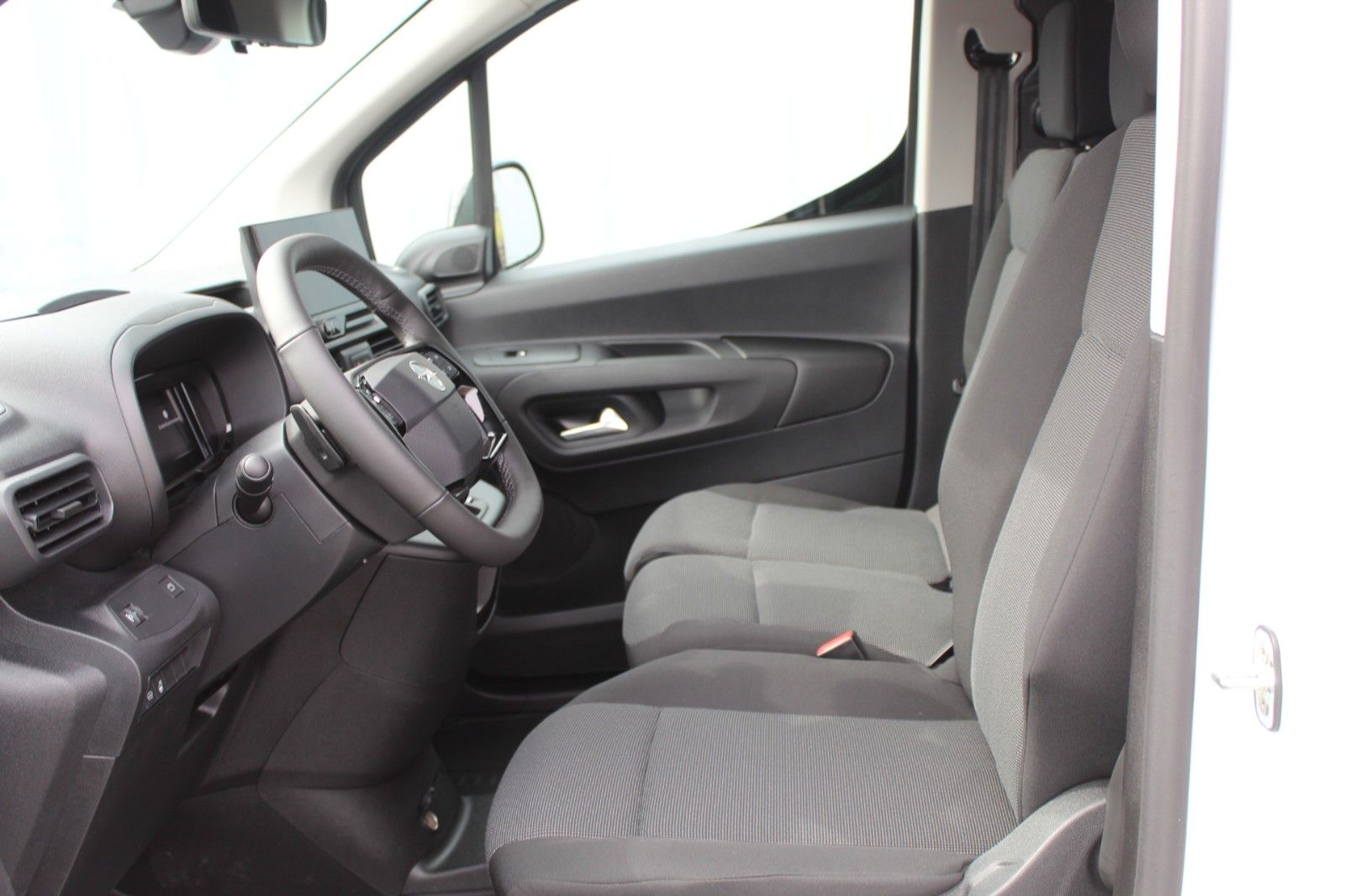 Fahrzeugabbildung Opel Combo Cargo Elektro11KW*Navi*SHZ*PDC*RFK*Holzbod