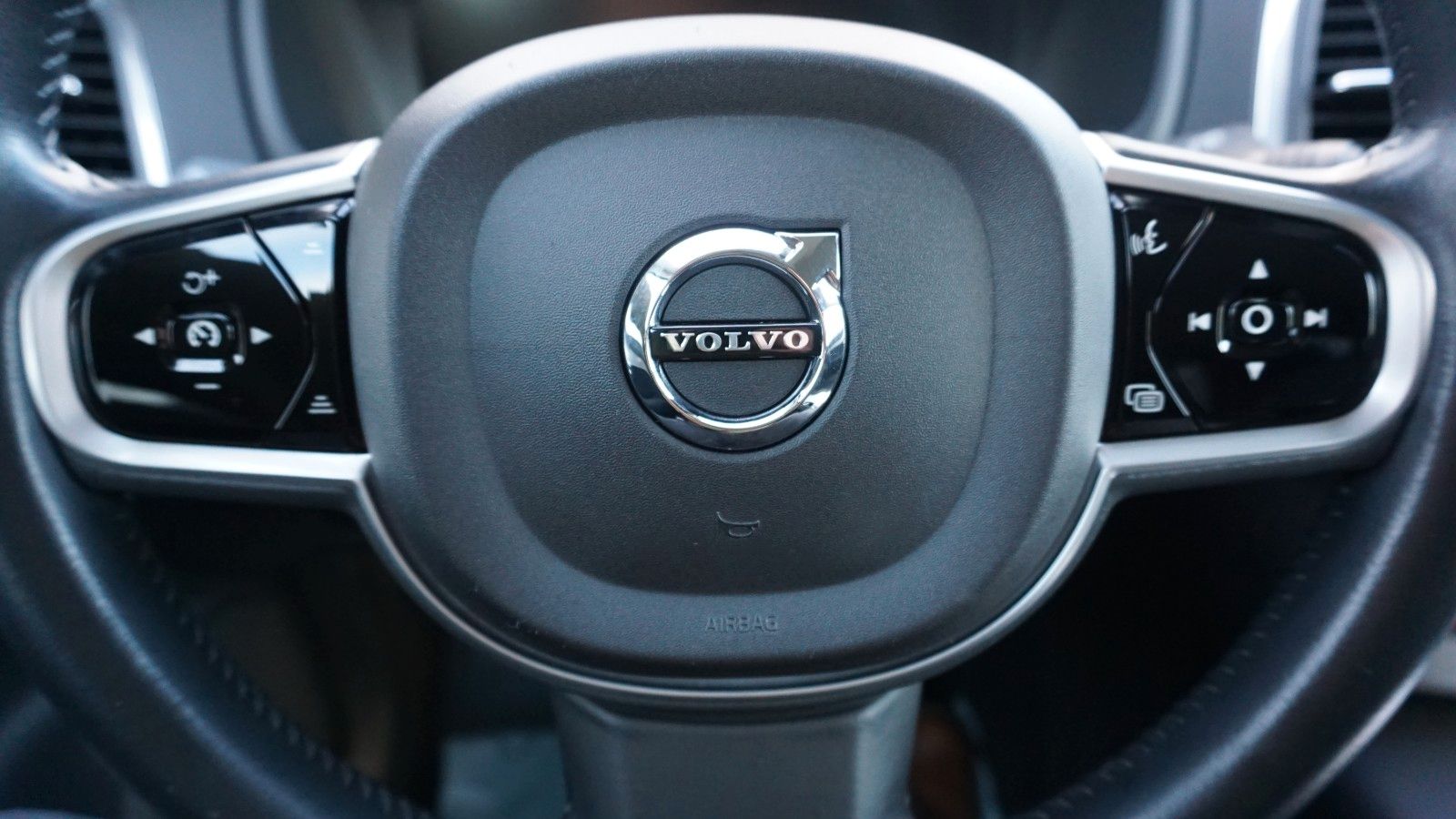 Fahrzeugabbildung Volvo XC90 Momentum AWD, Kamera, Navi, LED