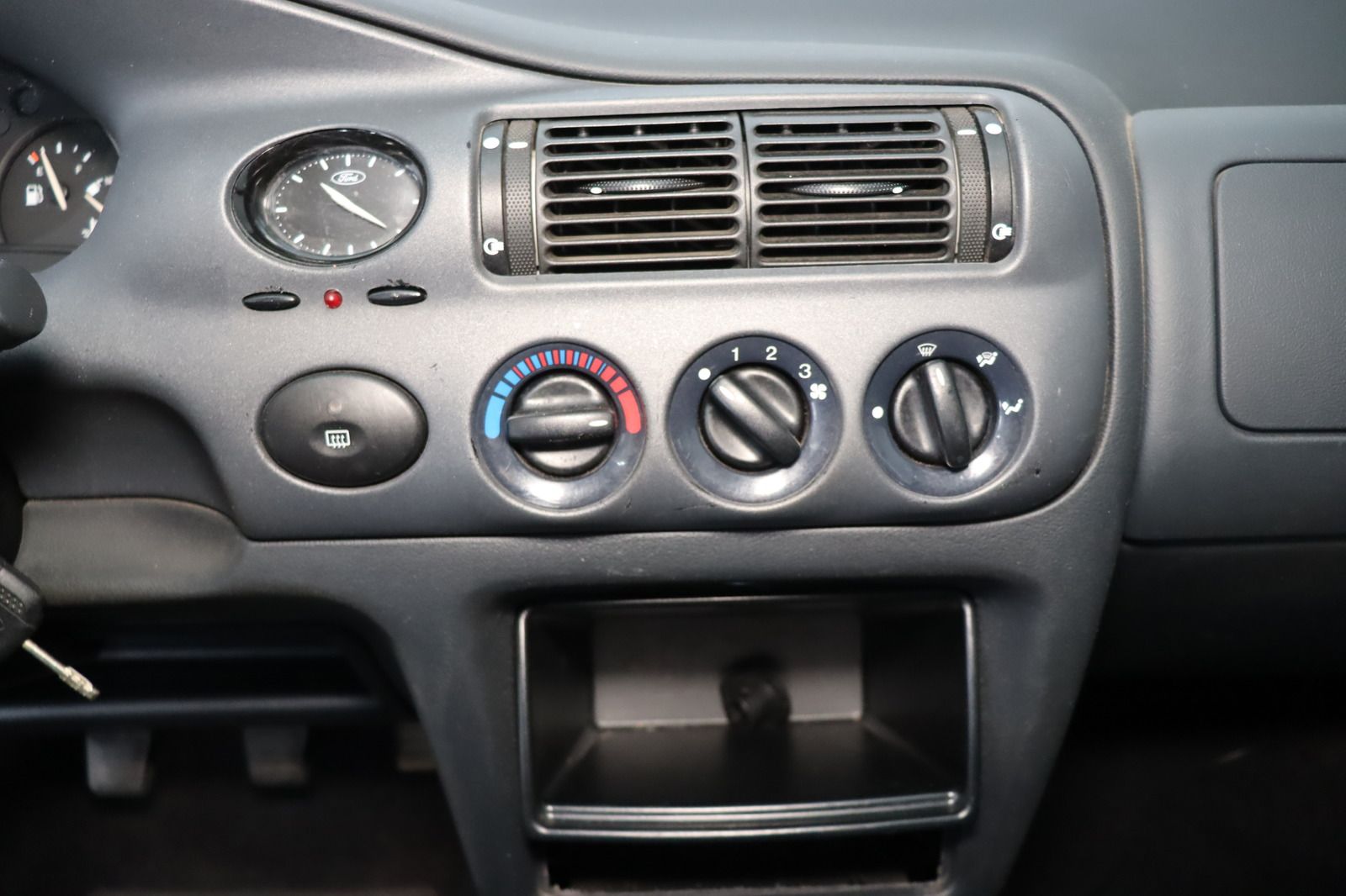Fahrzeugabbildung Ford Escort 1.3i Flair aus 1. Hand