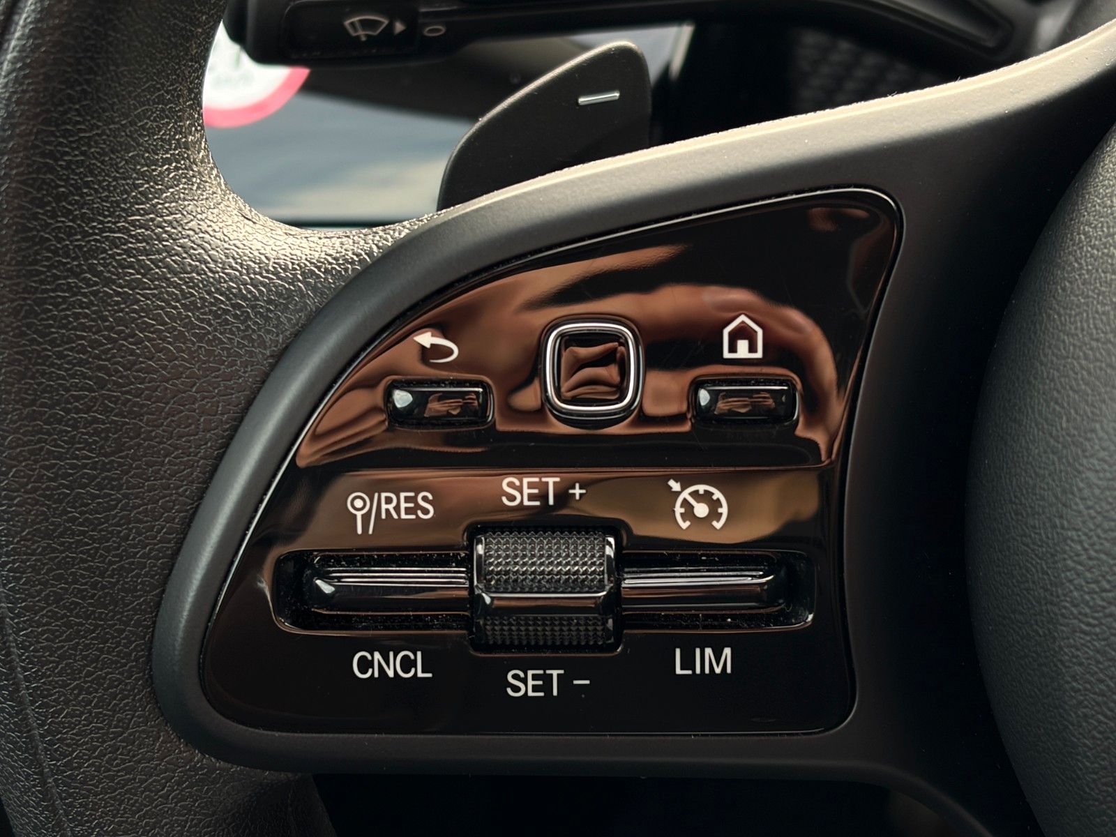 Fahrzeugabbildung Mercedes-Benz CLA 180 Shooting Brake TEMP CarPlay PDC SHZ