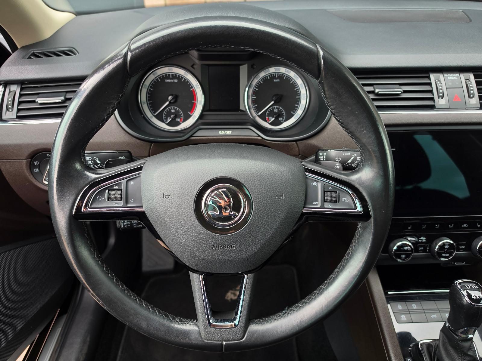 Skoda Octavia 2.0 L&K 4x4 TÜV Neu/Scheckh./LED/Pano.