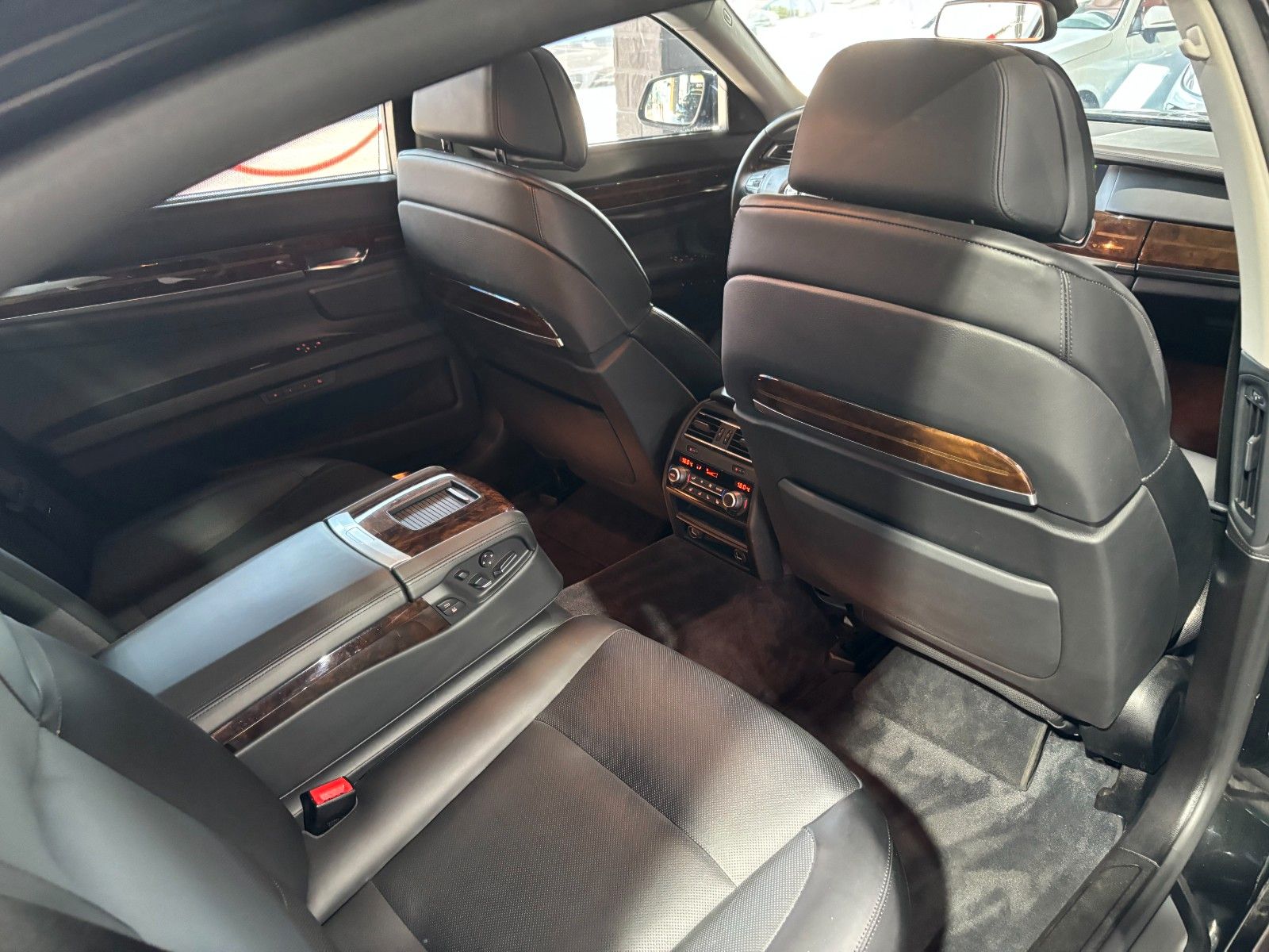 Fahrzeugabbildung BMW 760i L V12/MASSAGE/MEMORY/HUD/SCHIEBEDACH/KAMERA