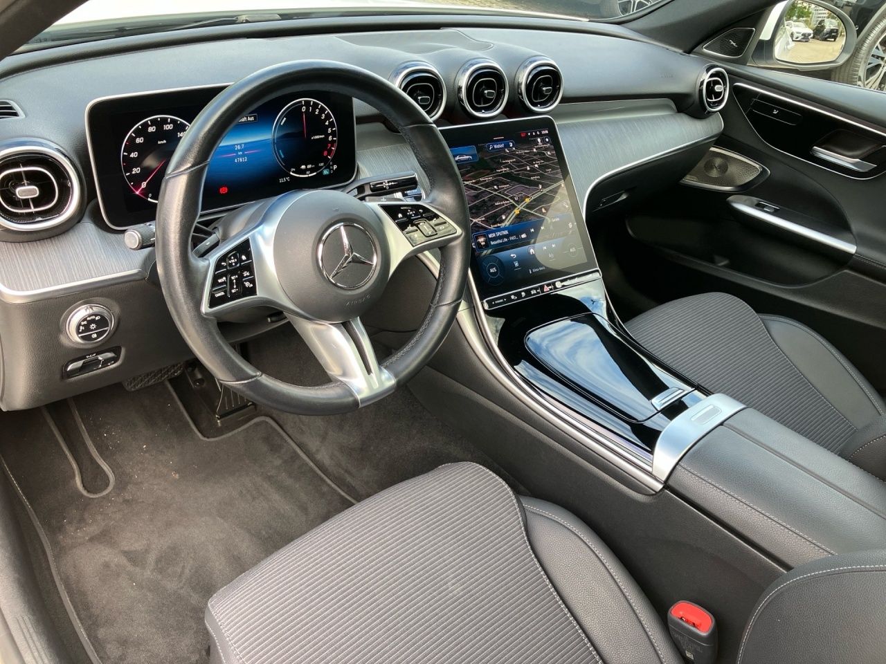 Fahrzeugabbildung Mercedes-Benz C 400 e 4M Avantgarde Pano DigitalL Burmester 36