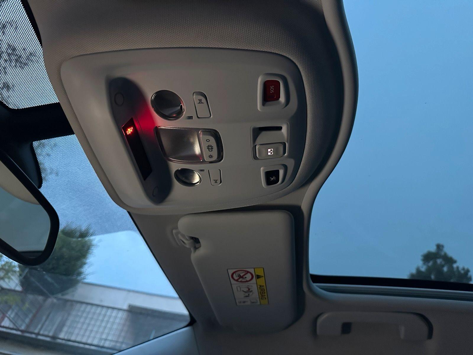 Peugeot 308 2015 — interior