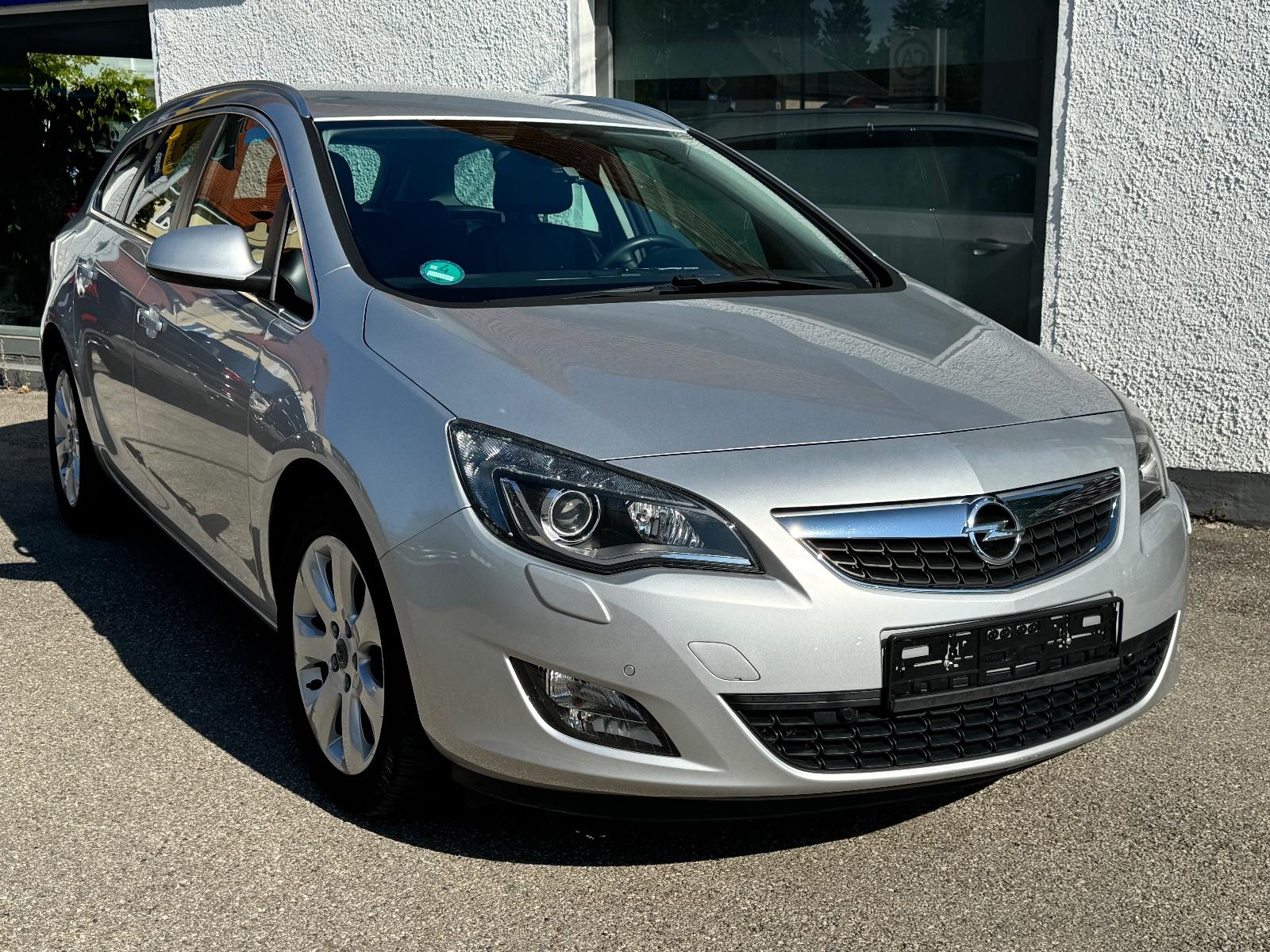 Opel Astra J Sports Tourer Innovation!~SHZ~LEDER~AHK~