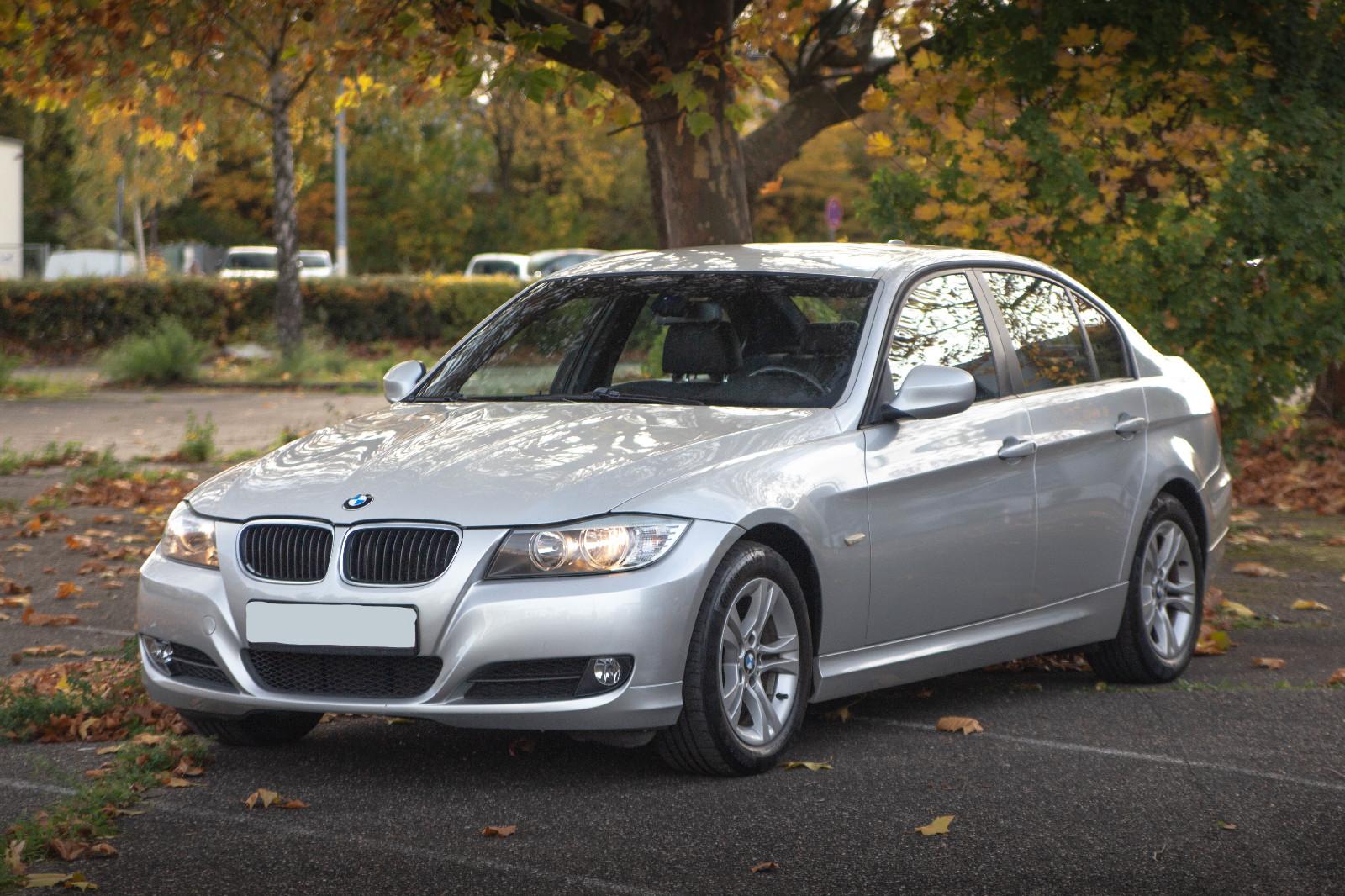 BMW 320i Limo. *Leder*Navi*Klimaauto*Sportlenkr.*AHK