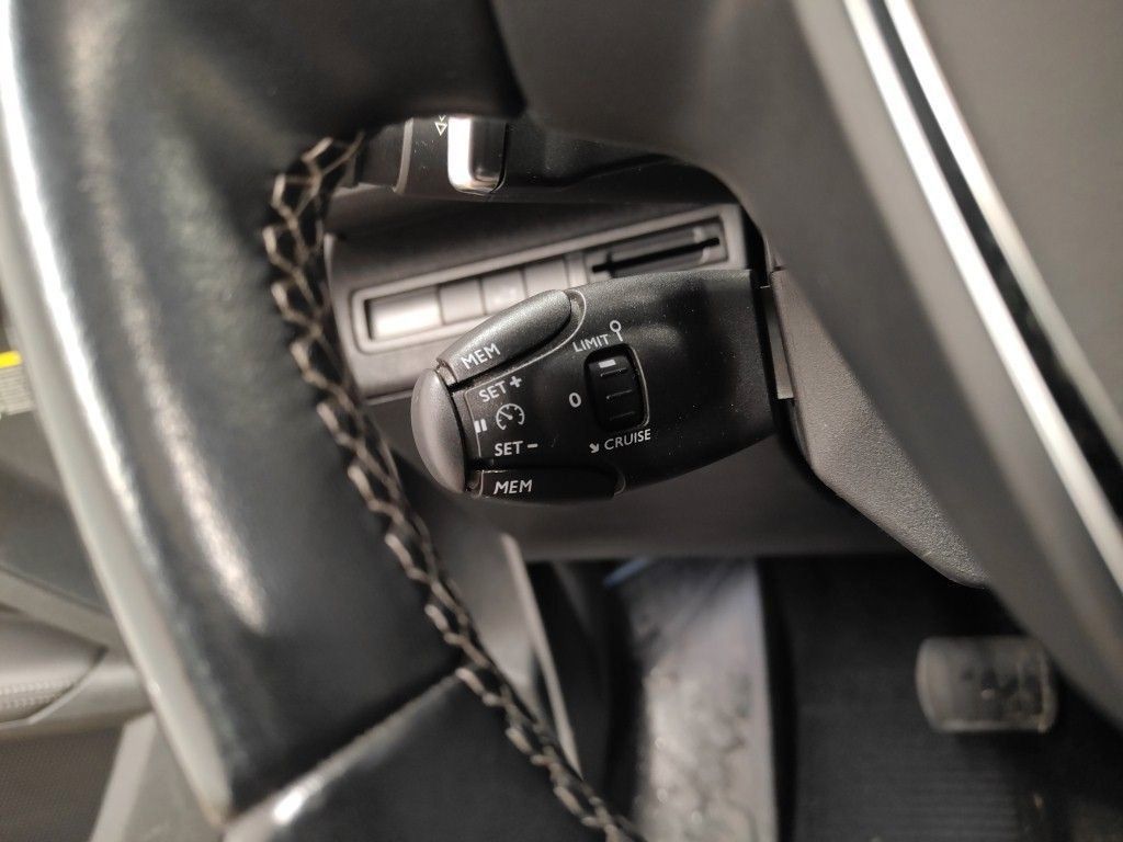 Fahrzeugabbildung Peugeot 5008 Allure 1.2T LED/NAVI/SHZ/AHK/PANO/MEMORY