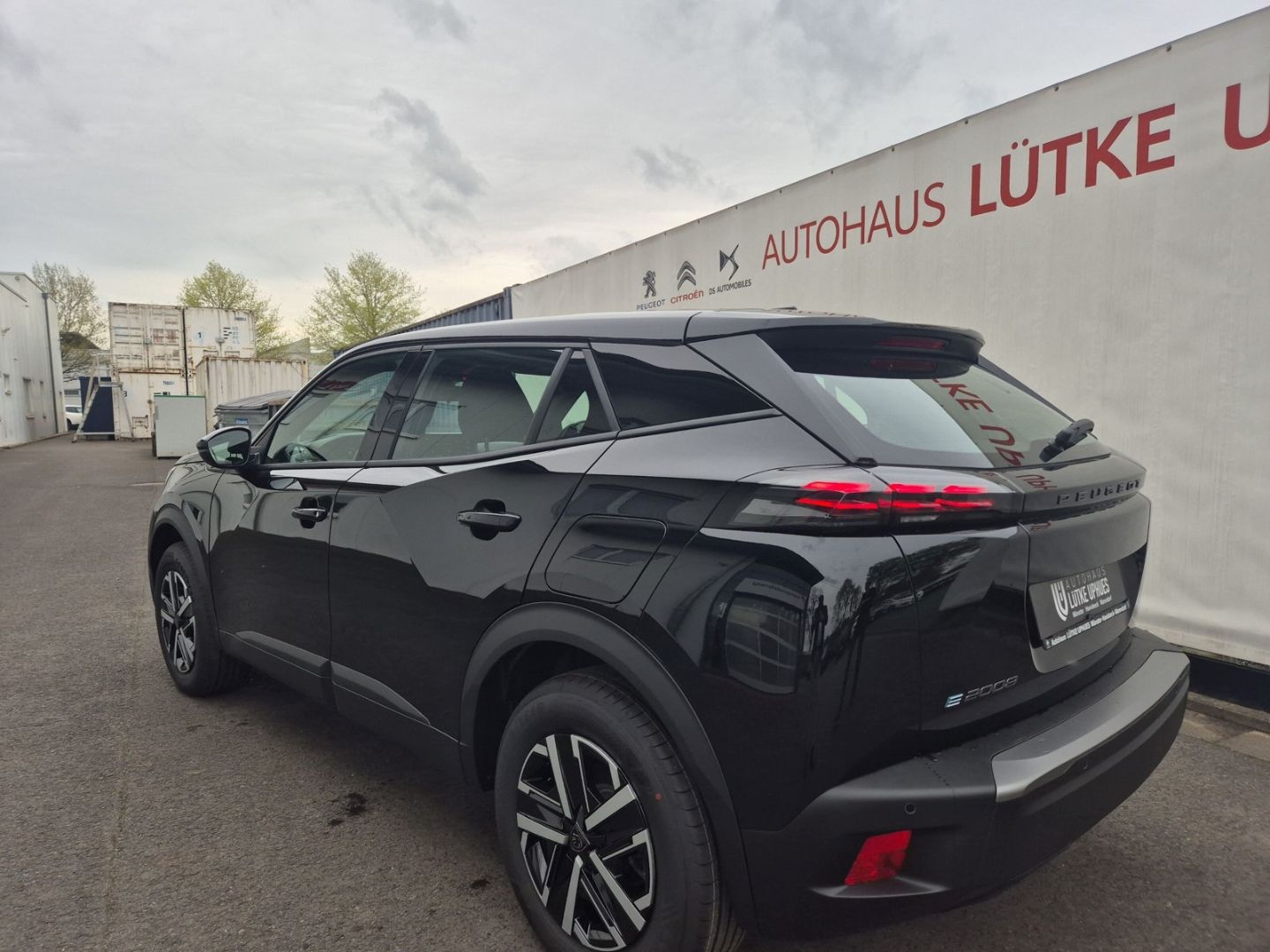 Fahrzeugabbildung Peugeot 2008 Elektro 136 LED CarPlay Klimaautom SHZ