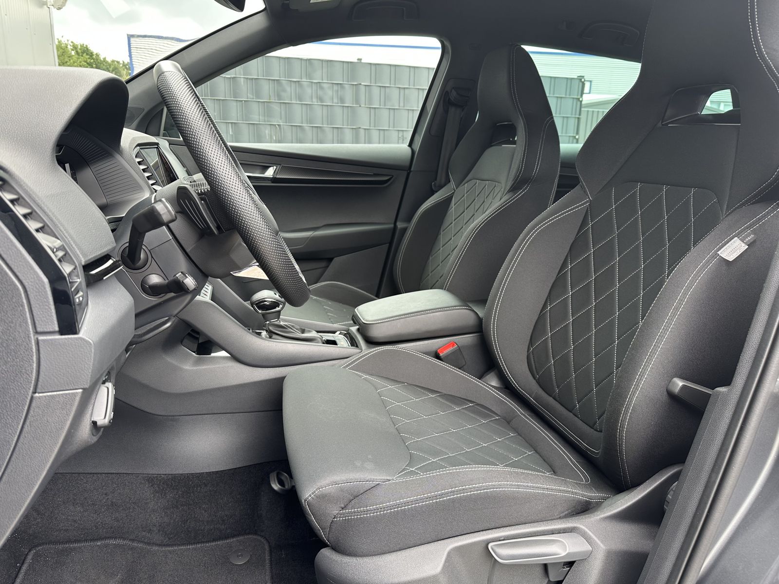 Fahrzeugabbildung SKODA Karoq 1.5 TSI DSG Sportline NAV+LED+AHK+ACC+KAM