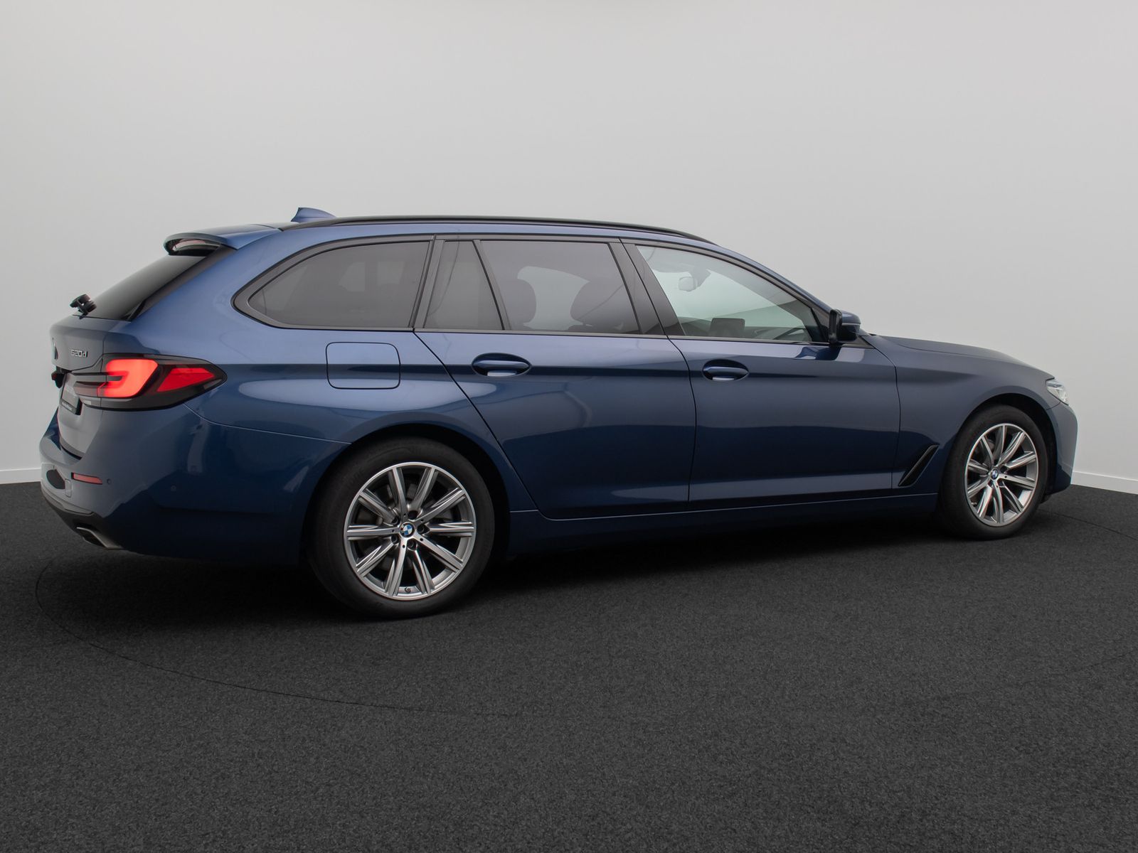Fahrzeugabbildung BMW 520d xD DAB HUD Kamera Alarm Panoram Leder Sport