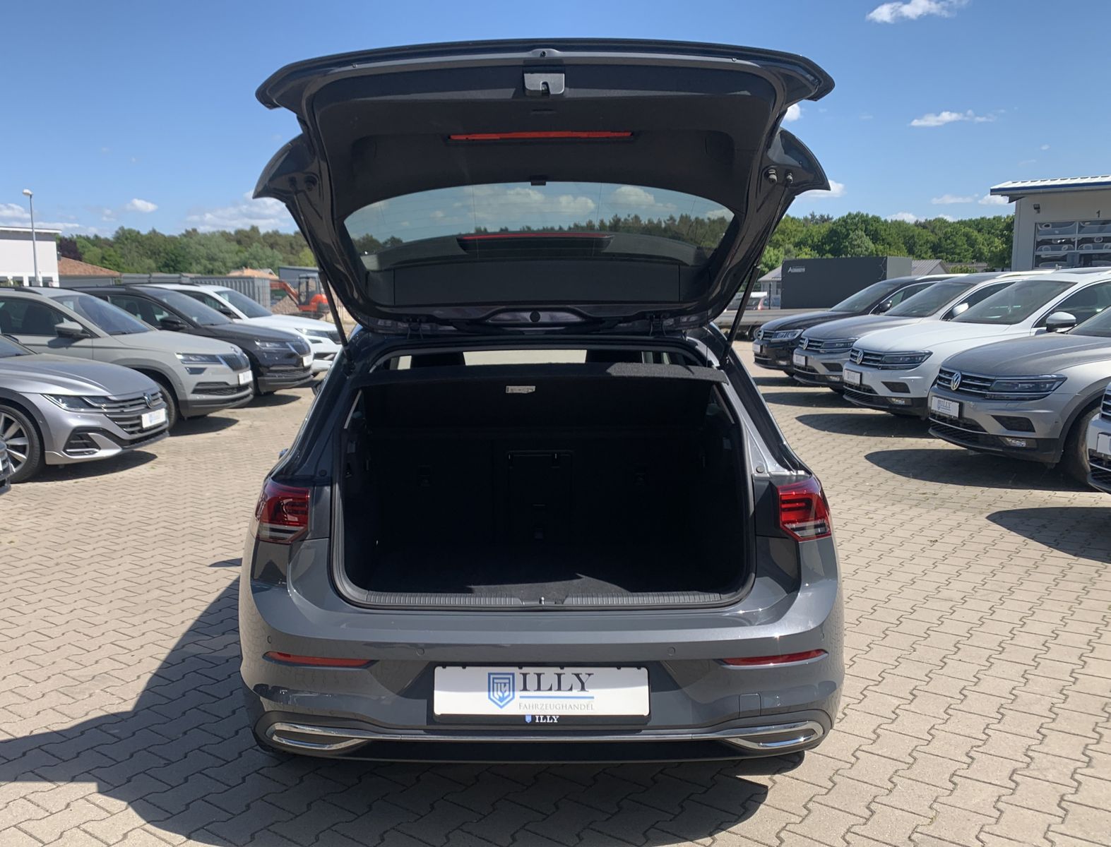 Fahrzeugabbildung Volkswagen Golf 2.0 TDI*LED-Plus*Cam*AHK*ACC*Navi*