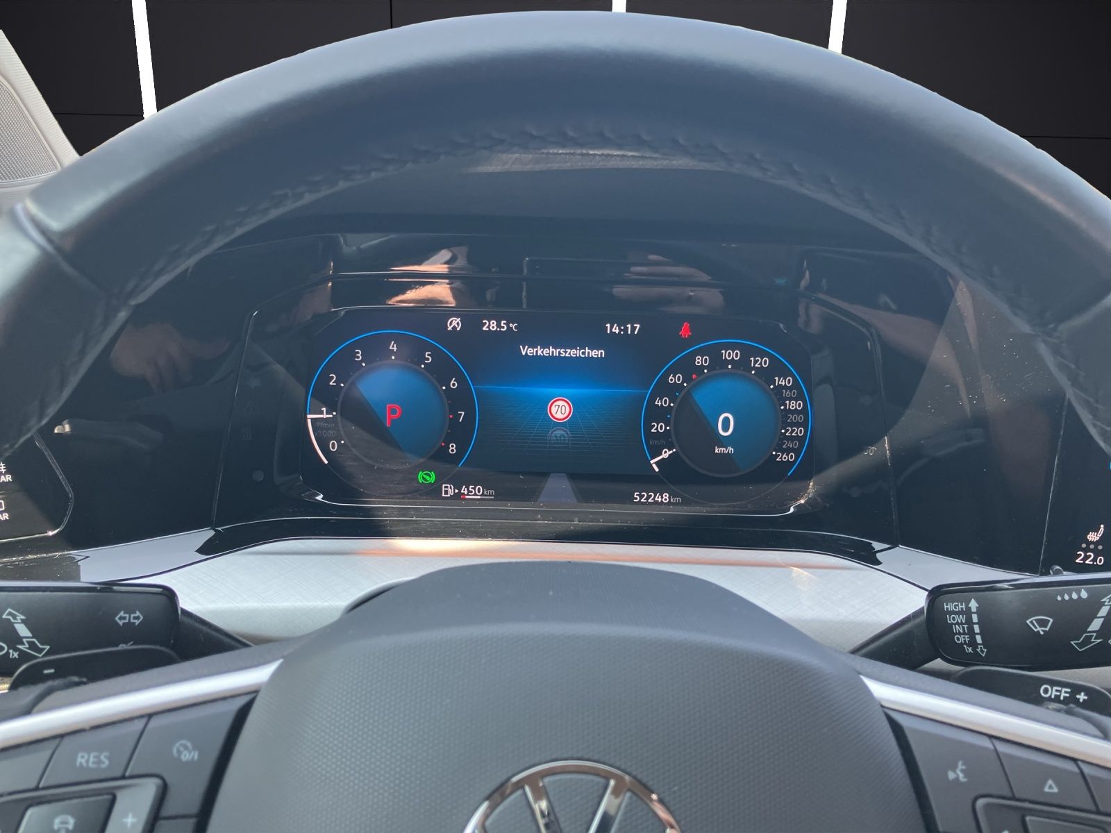 Fahrzeugabbildung Volkswagen Golf VIII eTSI Life DSG LED Navi ACC RFK