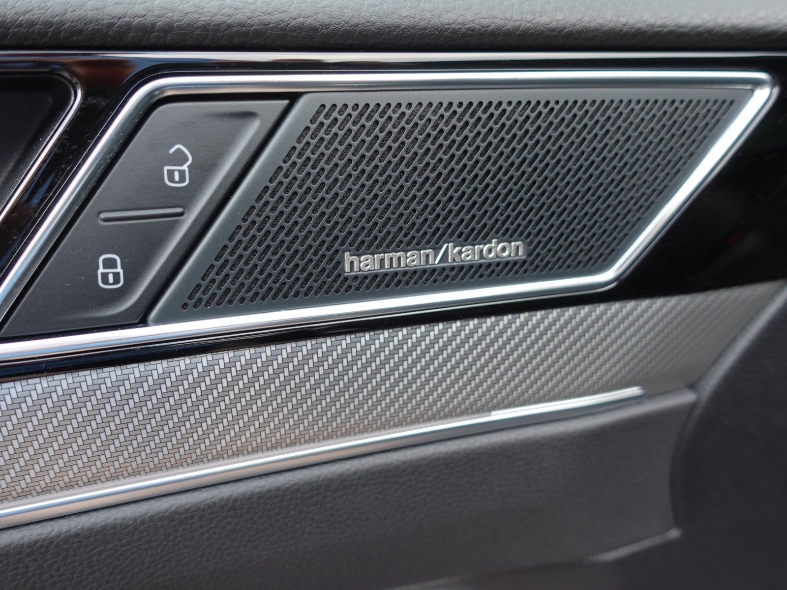 Fahrzeugabbildung Volkswagen Passat Variant 1.5 TSI OPF DSG R Line Pano/HarmK