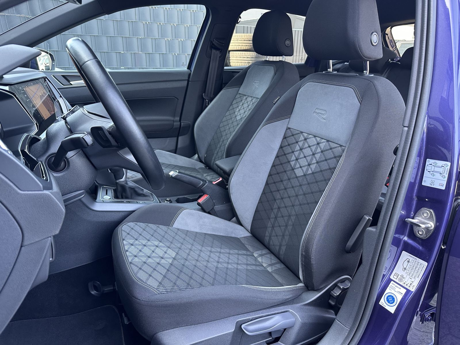 Fahrzeugabbildung Volkswagen Polo 1.0 TSI DSG R-Line NAV+LED+PANO+VCOCKPIT+PP