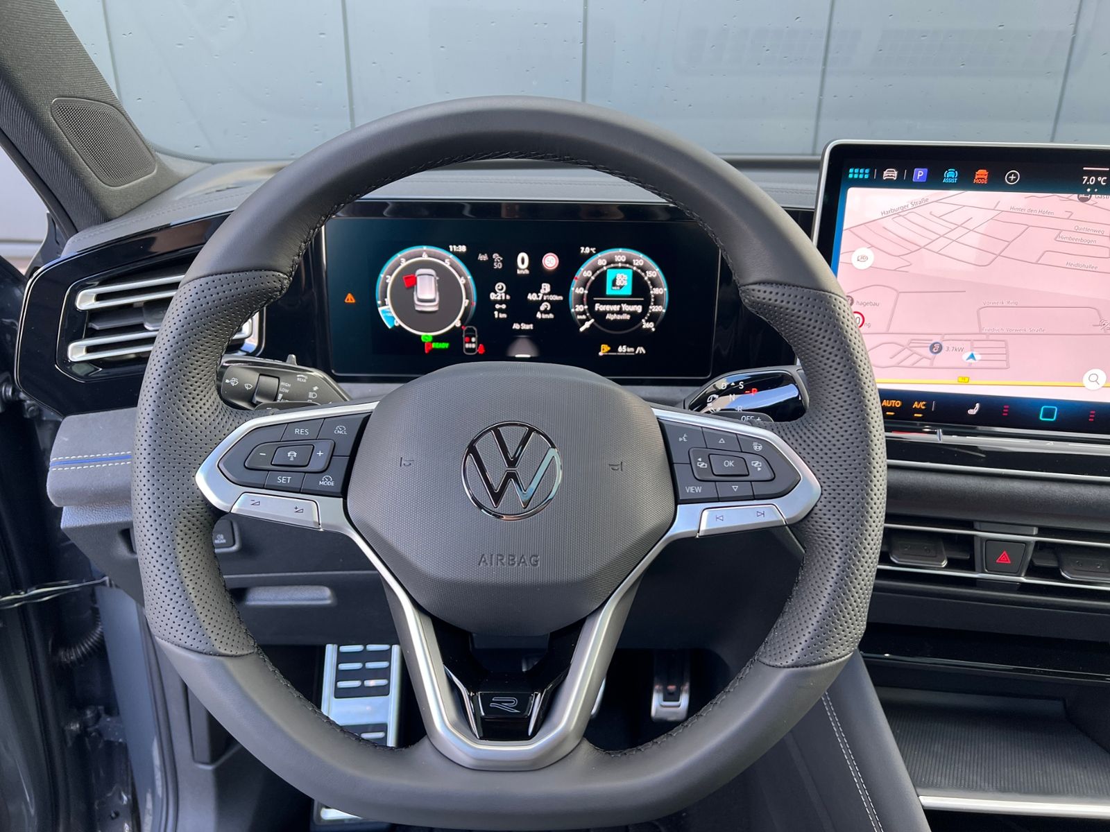 Fahrzeugabbildung Volkswagen Tiguan R-Line 1.5 eTSI DSG *AHK, ACC, IQ.Light,