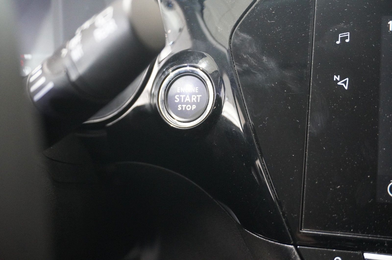 Fahrzeugabbildung Opel Corsa F 1.2T ELEGANCE NAVI/LED/VIRT/KAMERA/SPORT