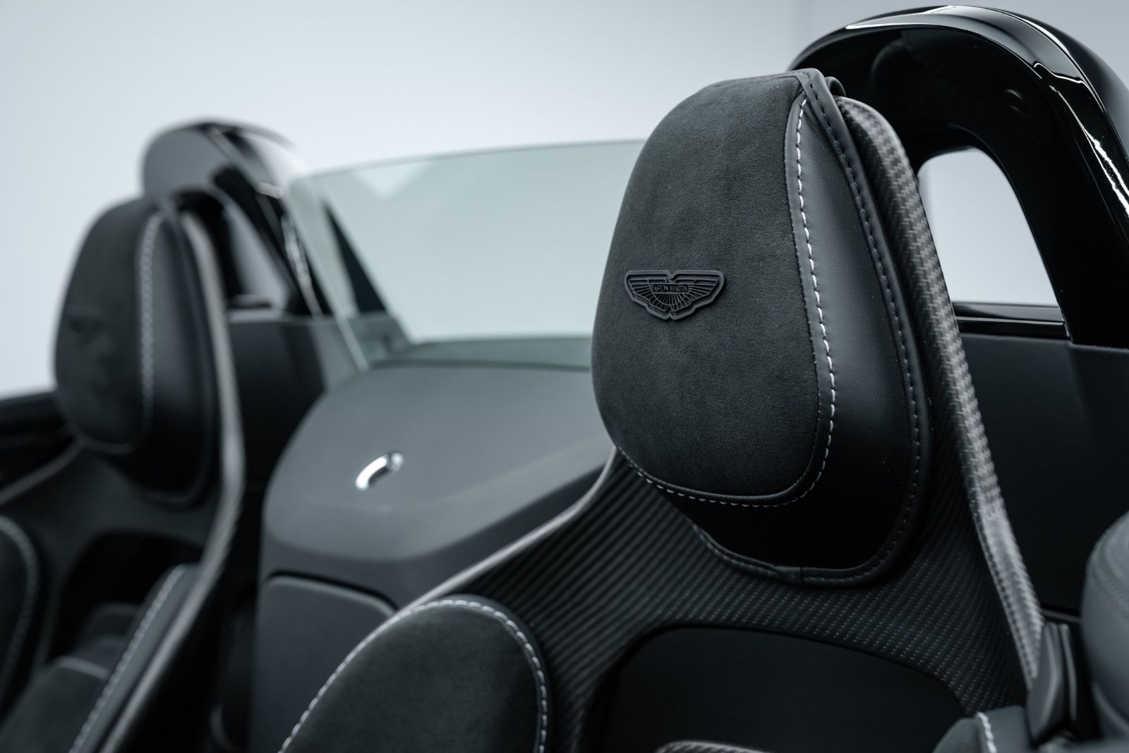 Fahrzeugabbildung Aston Martin V12 Vantage Roadster TOP GEPFLEGT/CARBON SEAT