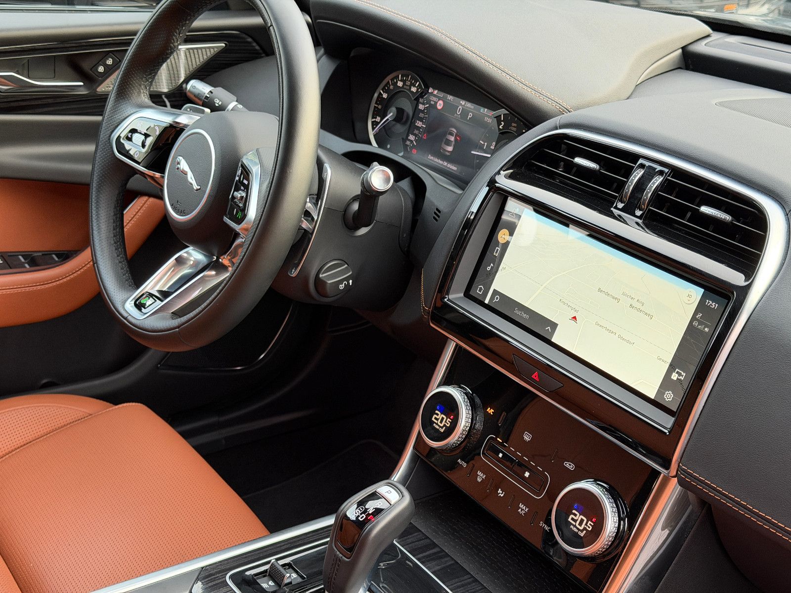 Fahrzeugabbildung Jaguar XE R-Dynamic Black/360°/NAVI/APPLE/SOUND/SHZ